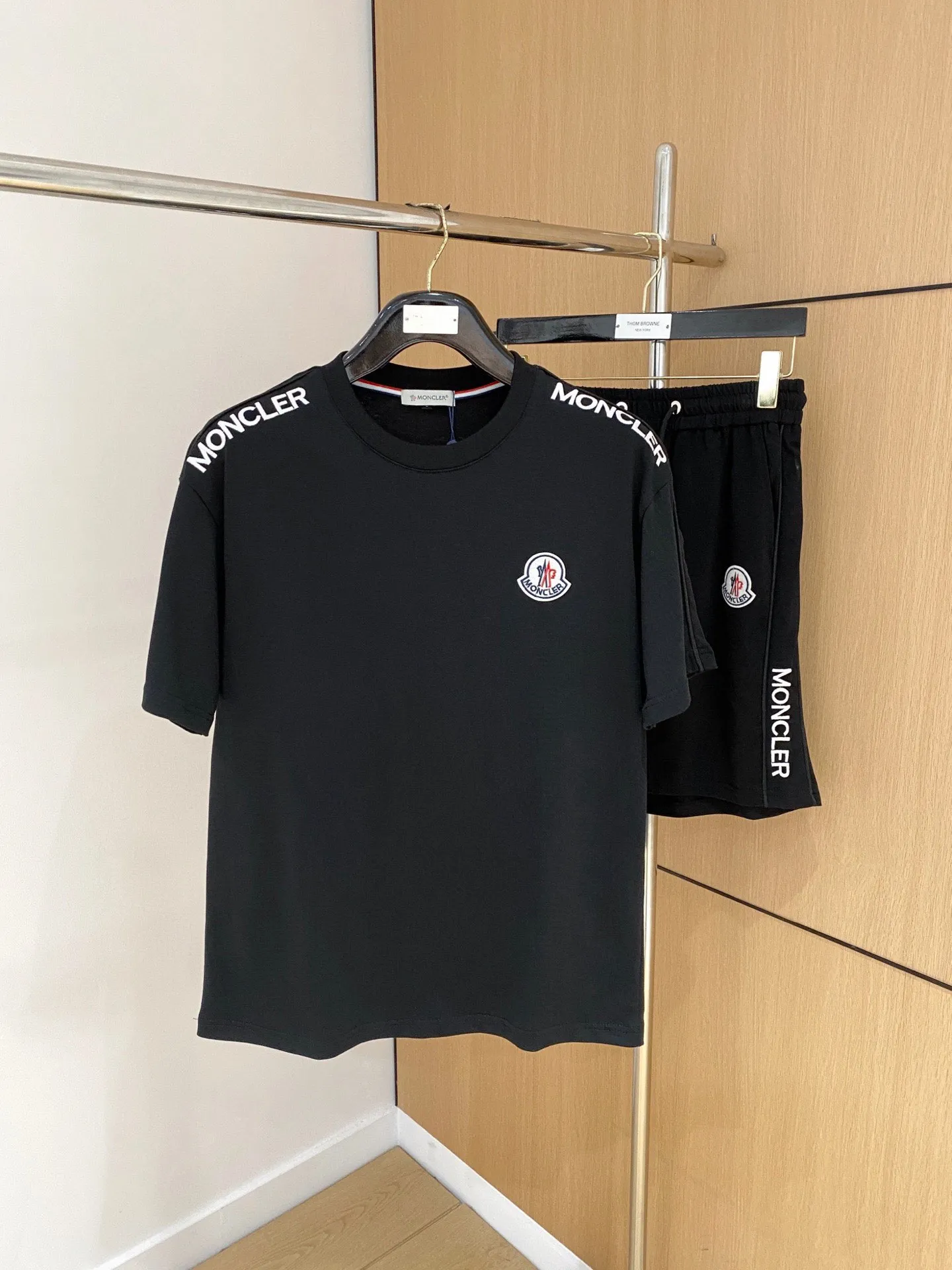 P570 Brand [MONCLER Mouth Covered] 2025 round neck short-sleeved shorts suit. The upper body of pure cotton fabric will not be stuffy. The smooth and comfortable skin-friendly effect is more breathable. The fabric has its own texture. Classic logo technology. A new interpretation from a unique angle. Fashionable and versatile choice! Size: M-3XL (maximum wear: 190 pounds)