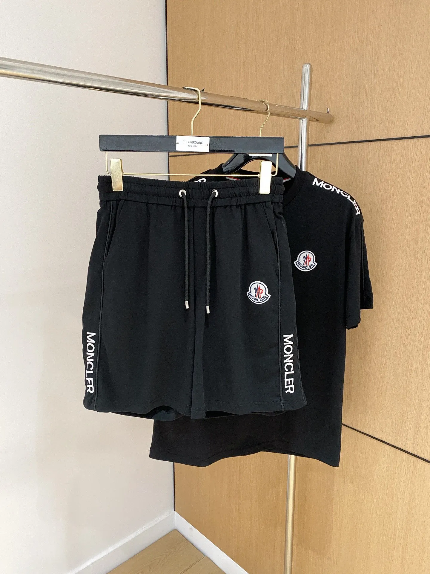 P570 Brand [MONCLER Mouth Covered] 2025 round neck short-sleeved shorts suit. The upper body of pure cotton fabric will not be stuffy. The smooth and comfortable skin-friendly effect is more breathable. The fabric has its own texture. Classic logo technology. A new interpretation from a unique angle. Fashionable and versatile choice! Size: M-3XL (maximum wear: 190 pounds)