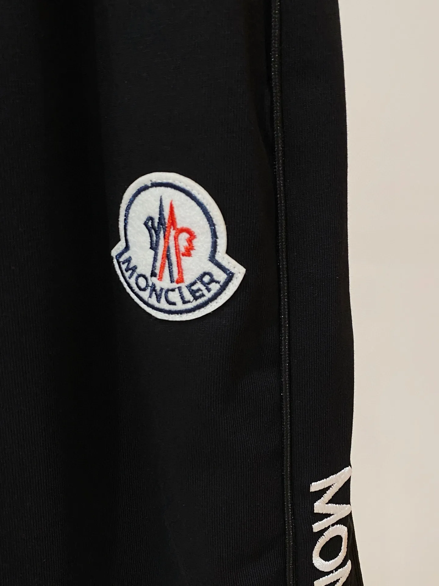 P570 Brand [MONCLER Mouth Covered] 2025 round neck short-sleeved shorts suit. The upper body of pure cotton fabric will not be stuffy. The smooth and comfortable skin-friendly effect is more breathable. The fabric has its own texture. Classic logo technology. A new interpretation from a unique angle. Fashionable and versatile choice! Size: M-3XL (maximum wear: 190 pounds)