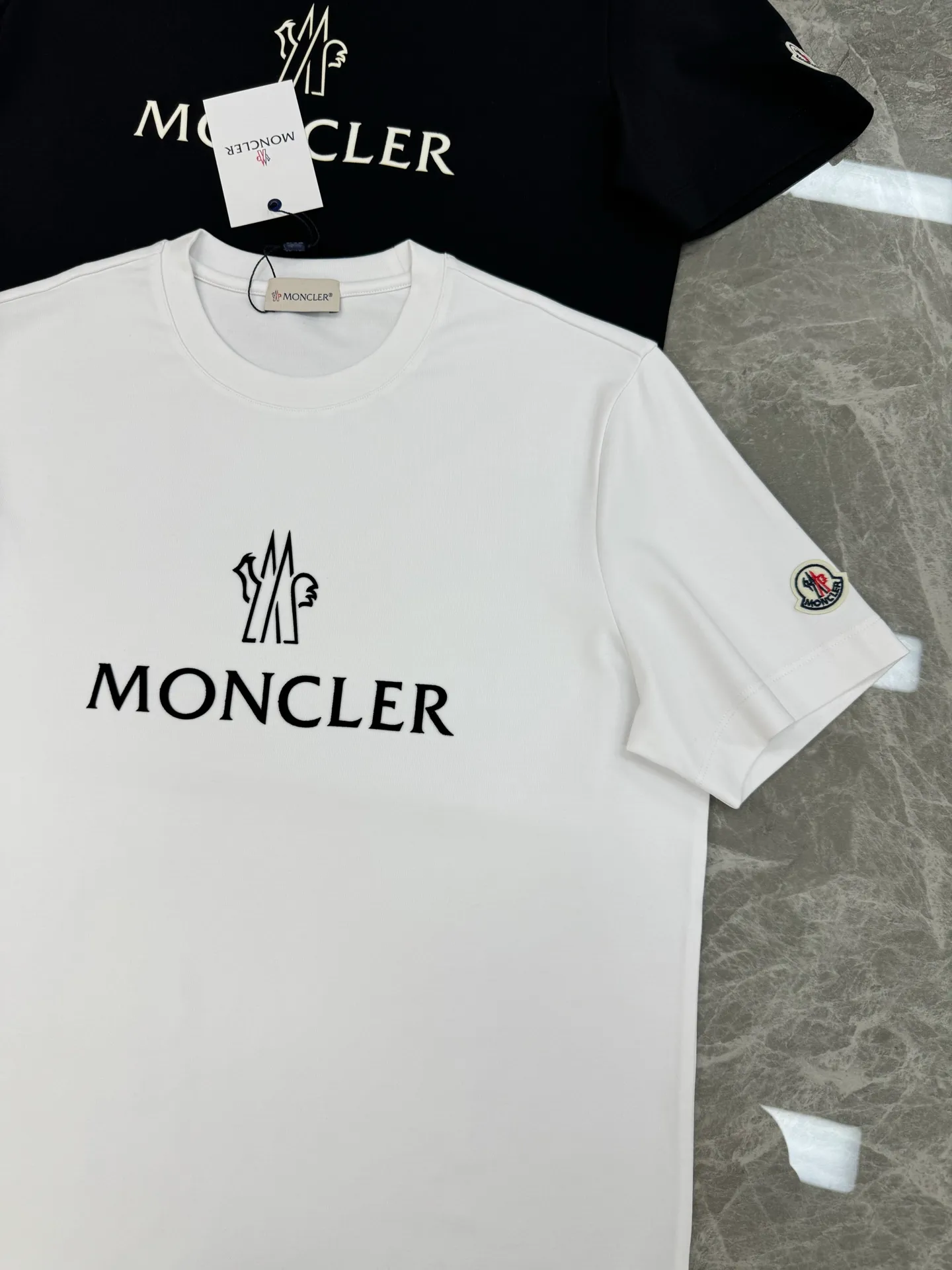 P160 Meng Mouth 25s new modal T-shirt. Made of high-quality 280g modal cotton, which is soft, breathable, and super comfortable to wear! The word "MONCLER" is printed on the chest. The basic brand letters are simple and recognizable. The classic small hat with embroidered mouth is embroidered. The round neck cut is versatile and does not matter the body shape. It can be easily worn whether it is leisure or sports. Italian high-end outdoor brand, fashionable and practical, quality control is a must! Color: black. White. Size: S-XXL fit version! (L is recommended for 175/140 pounds)