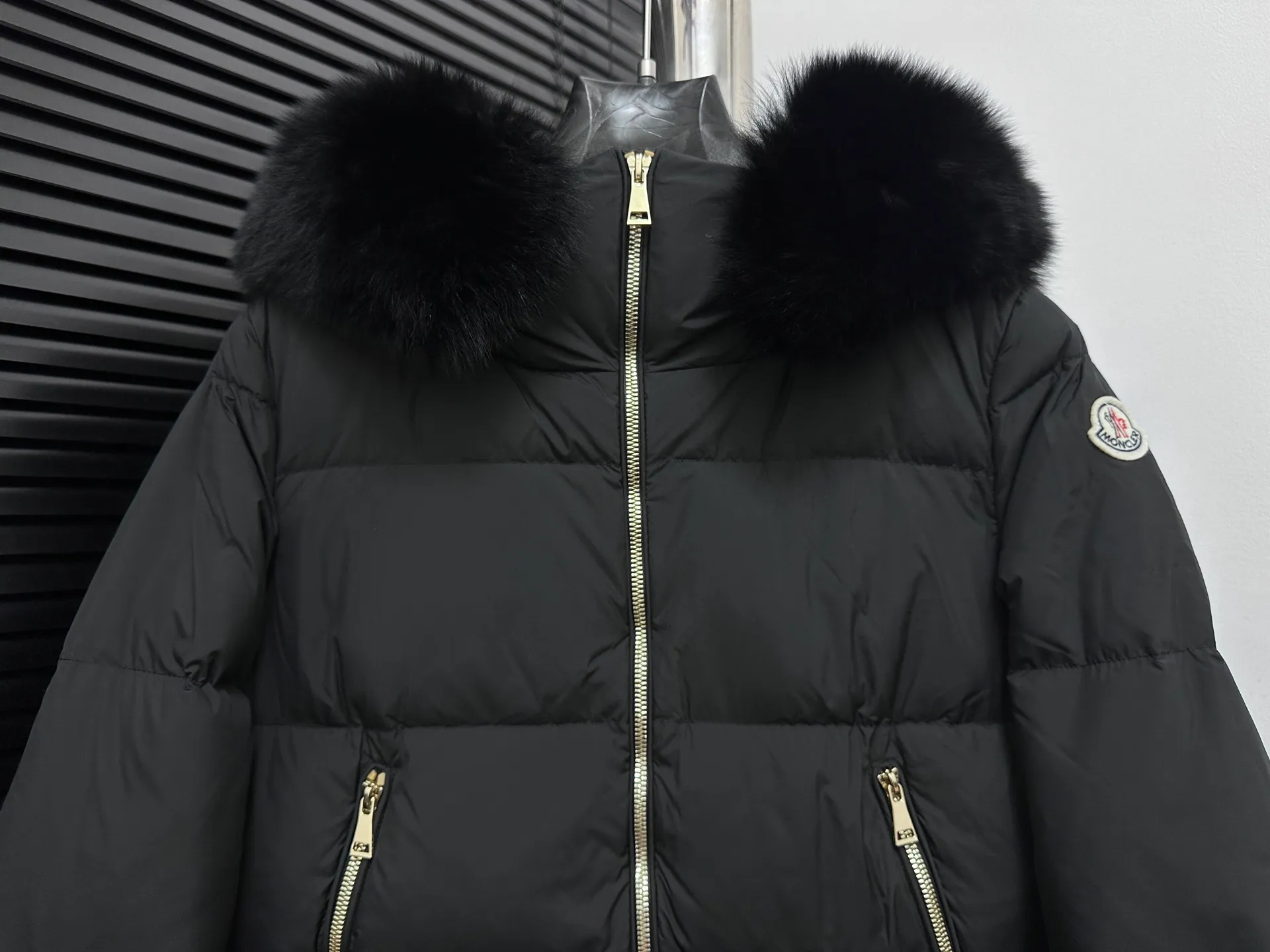 P1060 [moncler] Meng Mouth 25s autumn and winter new classic doll version hooded fur collar down jacket. Original custom-made oversized raccoon fur collar. Memory silk fabric texture is amazing. Age-reducing girl style. A-line version casual and age-reducing and fashionable. National standard imported 90 velvet filling. Lightweight, warm and comfortable. Original hardware accessories. Original label. Fully furnished. Size: 1 2 3 4