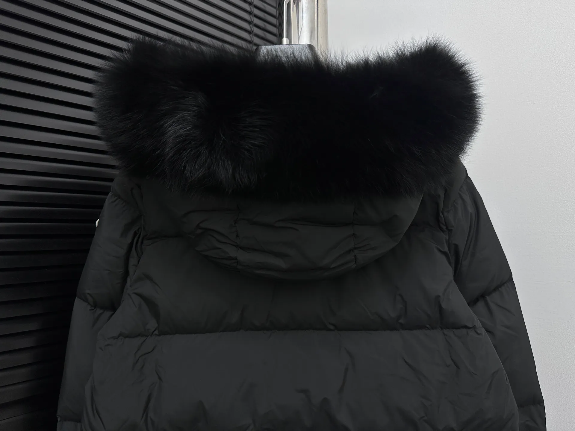 P1060 [moncler] Meng Mouth 25s autumn and winter new classic doll version hooded fur collar down jacket. Original custom-made oversized raccoon fur collar. Memory silk fabric texture is amazing. Age-reducing girl style. A-line version casual and age-reducing and fashionable. National standard imported 90 velvet filling. Lightweight, warm and comfortable. Original hardware accessories. Original label. Fully furnished. Size: 1 2 3 4