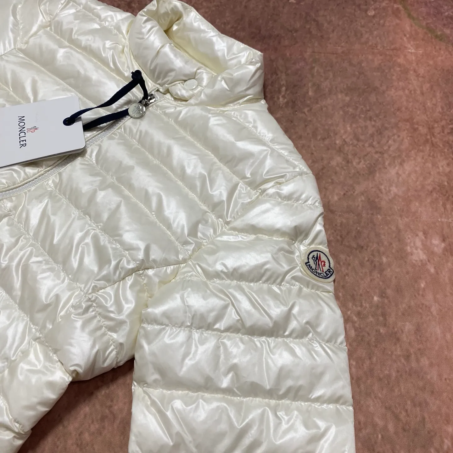 P680 women's Moncler 25 new lgelle lightweight stand-up collar short down jacket, with classic quilting design to outline a slim silhouette. The stand-up collar details enhance the temperament, while being light and warm. Wear it as a layer during spring or winter, and you can easily weather the changing weather in one piece. Choose from three colors to suit your style: low-key black, pure white, and gentle nude—three high-end tones, suitable for different occasions and styles. The short cut lengthens the proportion, and even a small person can wear it with long legs! The choice of quality: duck down filling, which has both fluffiness and warmth, is light and weightless. The details show ingenuity and craftsmanship. Color: black, pink and white. Size: 1 2 3 4