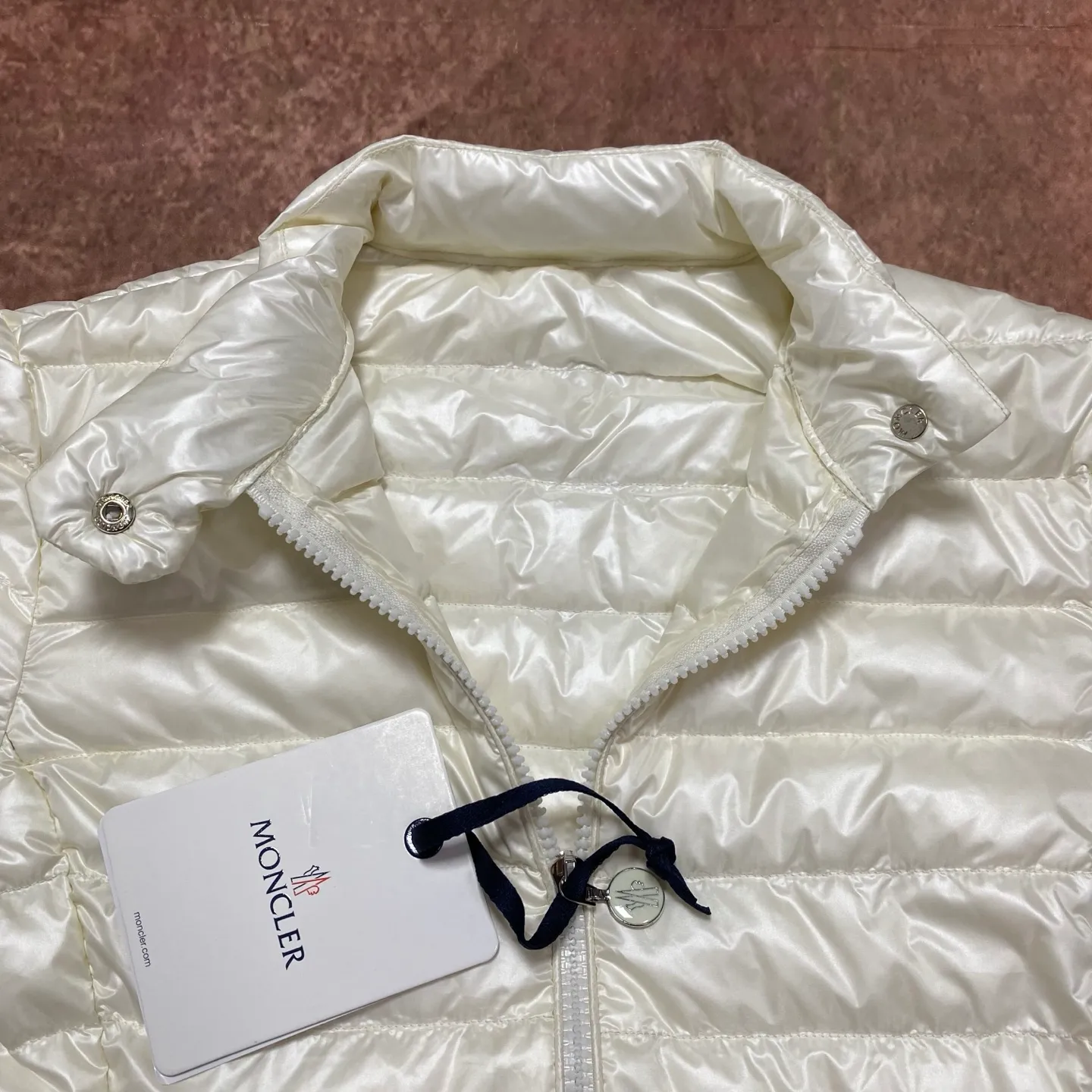 P680 women's Moncler 25 new lgelle lightweight stand-up collar short down jacket, with classic quilting design to outline a slim silhouette. The stand-up collar details enhance the temperament, while being light and warm. Wear it as a layer during spring or winter, and you can easily weather the changing weather in one piece. Choose from three colors to suit your style: low-key black, pure white, and gentle nude—three high-end tones, suitable for different occasions and styles. The short cut lengthens the proportion, and even a small person can wear it with long legs! The choice of quality: duck down filling, which has both fluffiness and warmth, is light and weightless. The details show ingenuity and craftsmanship. Color: black, pink and white. Size: 1 2 3 4
