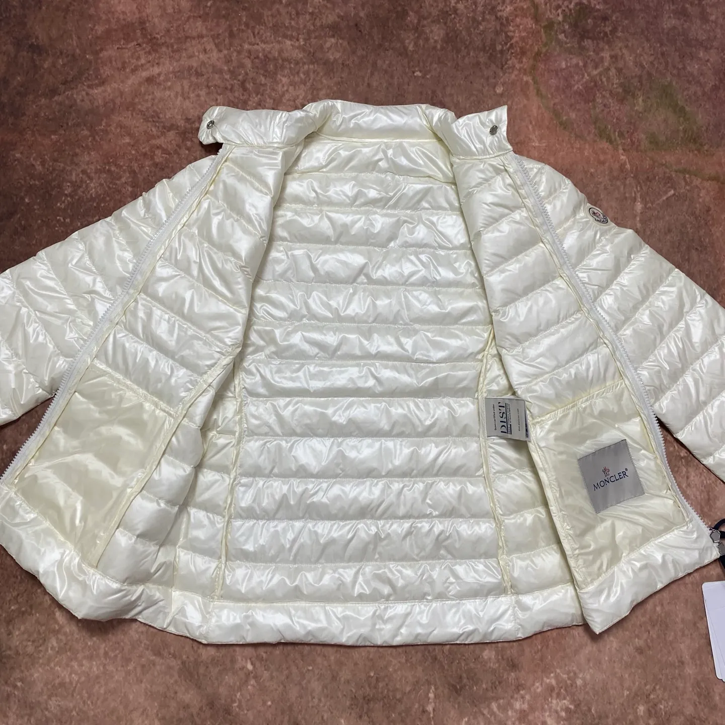 P680 women's Moncler 25 new lgelle lightweight stand-up collar short down jacket, with classic quilting design to outline a slim silhouette. The stand-up collar details enhance the temperament, while being light and warm. Wear it as a layer during spring or winter, and you can easily weather the changing weather in one piece. Choose from three colors to suit your style: low-key black, pure white, and gentle nude—three high-end tones, suitable for different occasions and styles. The short cut lengthens the proportion, and even a small person can wear it with long legs! The choice of quality: duck down filling, which has both fluffiness and warmth, is light and weightless. The details show ingenuity and craftsmanship. Color: black, pink and white. Size: 1 2 3 4