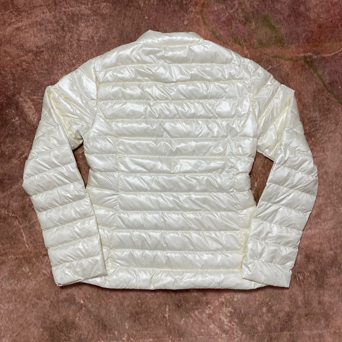 P680 women's Moncler 25 new lgelle lightweight stand-up collar short down jacket, with classic quilting design to outline a slim silhouette. The stand-up collar details enhance the temperament, while being light and warm. Wear it as a layer during spring or winter, and you can easily weather the changing weather in one piece. Choose from three colors to suit your style: low-key black, pure white, and gentle nude—three high-end tones, suitable for different occasions and styles. The short cut lengthens the proportion, and even a small person can wear it with long legs! The choice of quality: duck down filling, which has both fluffiness and warmth, is light and weightless. The details show ingenuity and craftsmanship. Color: black, pink and white. Size: 1 2 3 4