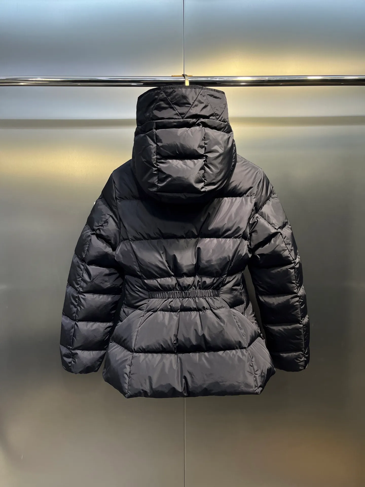 P800 moncler⭐️ 25 autumn and winter new product Avoce waist women's down jacket ~ official website synchronization 🈶 sale ~ high-end original order quality ~ development of hardware accessories, all details are fully processed. 〰️ The waist is perfect and the upper body effect is amazing. A must-have for goddesses. Versatility, fashionable and handsome. National standard 90 white duck down filling. Original memory silk fabric. Texture is upright and stylish. Keeps warm and refuses to be bloated. The upper body is so beautiful that it has no friends. size: 1234