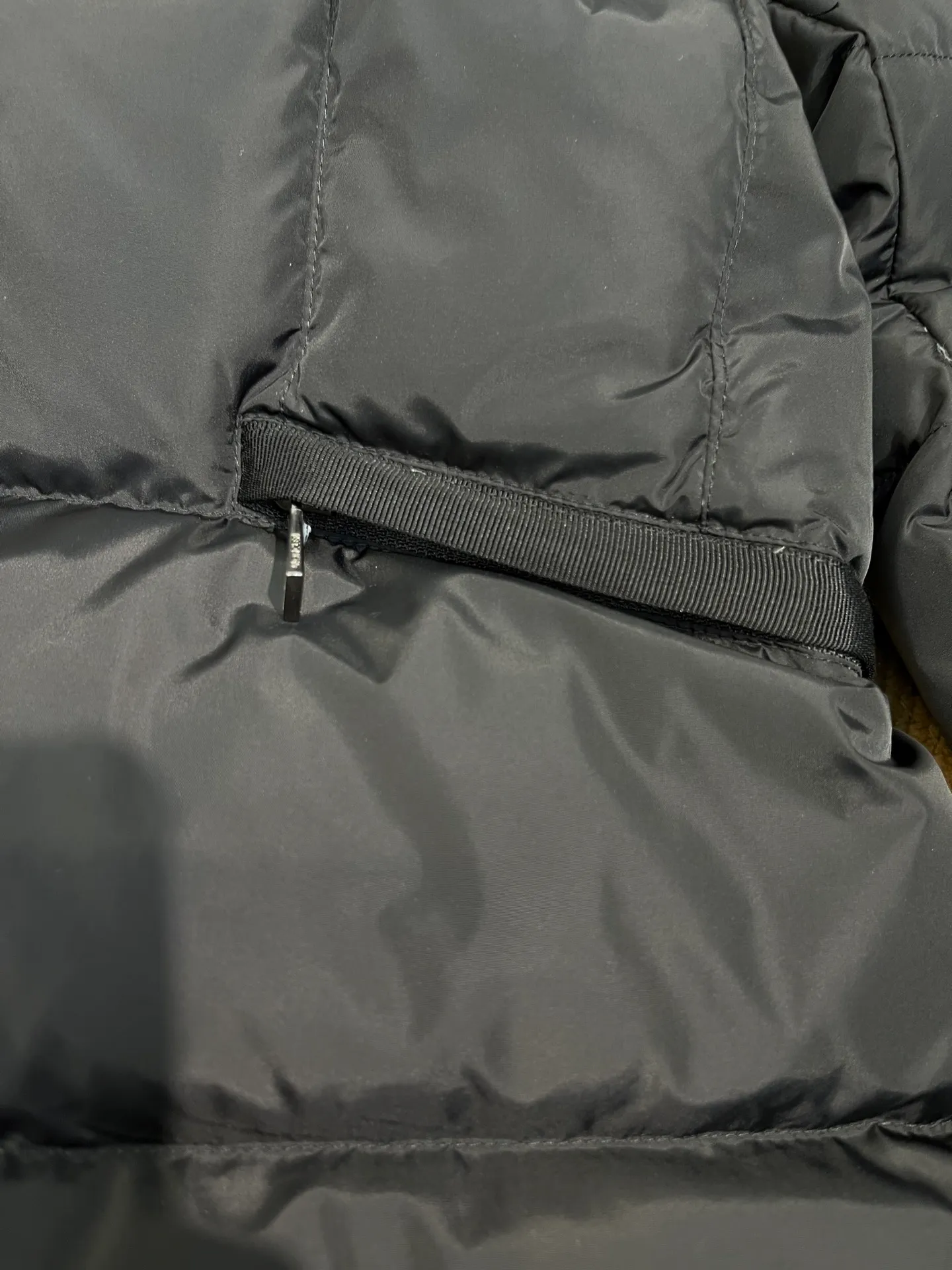 P800 moncler⭐️ 25 autumn and winter new product Avoce waist women's down jacket ~ official website synchronization 🈶 sale ~ high-end original order quality ~ development of hardware accessories, all details are fully processed. 〰️ The waist is perfect and the upper body effect is amazing. A must-have for goddesses. Versatility, fashionable and handsome. National standard 90 white duck down filling. Original memory silk fabric. Texture is upright and stylish. Keeps warm and refuses to be bloated. The upper body is so beautiful that it has no friends. size: 1234