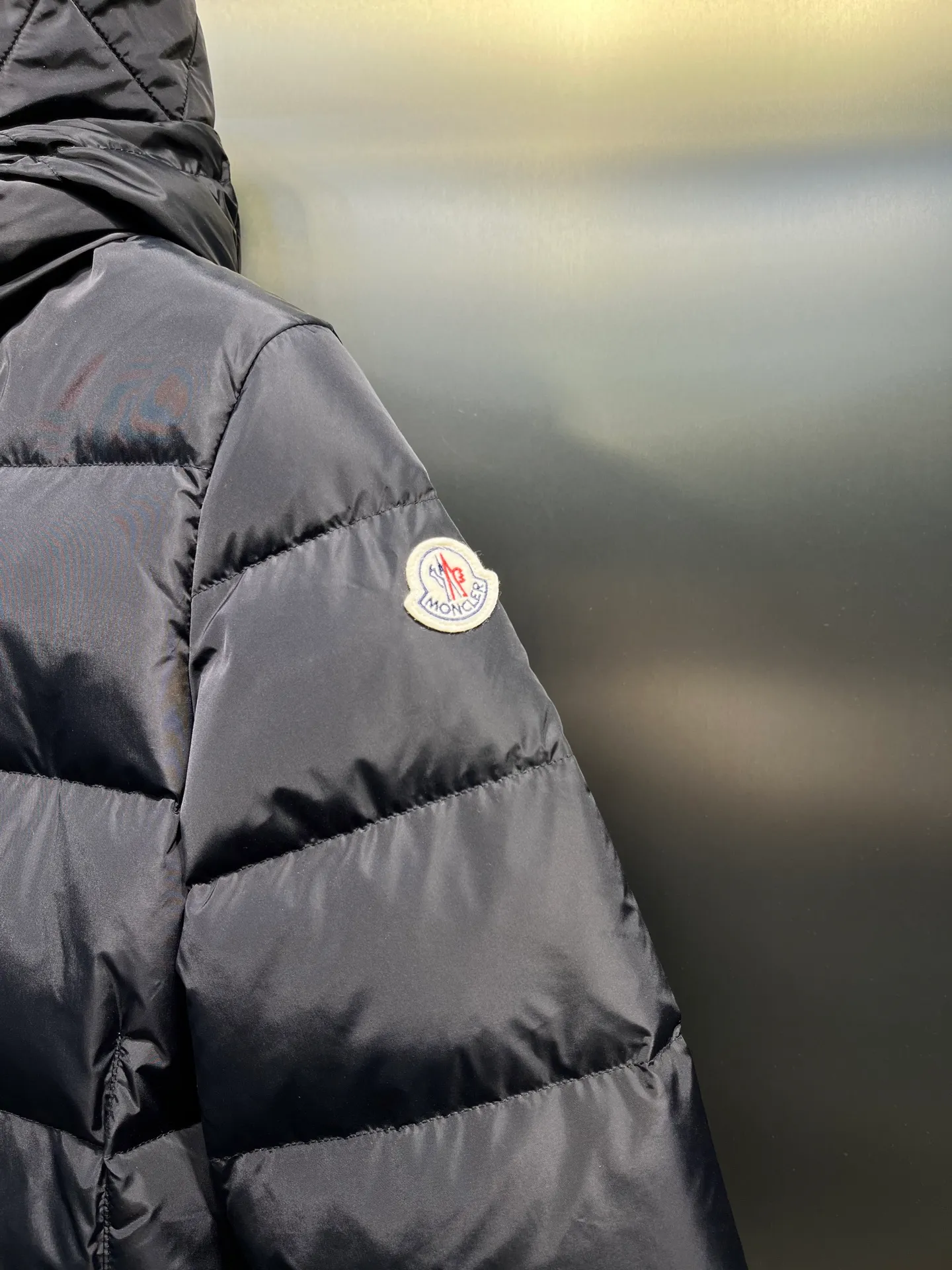 P800 moncler⭐️ 25 autumn and winter new product Avoce waist women's down jacket ~ official website synchronization 🈶 sale ~ high-end original order quality ~ development of hardware accessories, all details are fully processed. 〰️ The waist is perfect and the upper body effect is amazing. A must-have for goddesses. Versatility, fashionable and handsome. National standard 90 white duck down filling. Original memory silk fabric. Texture is upright and stylish. Keeps warm and refuses to be bloated. The upper body is so beautiful that it has no friends. size: 1234
