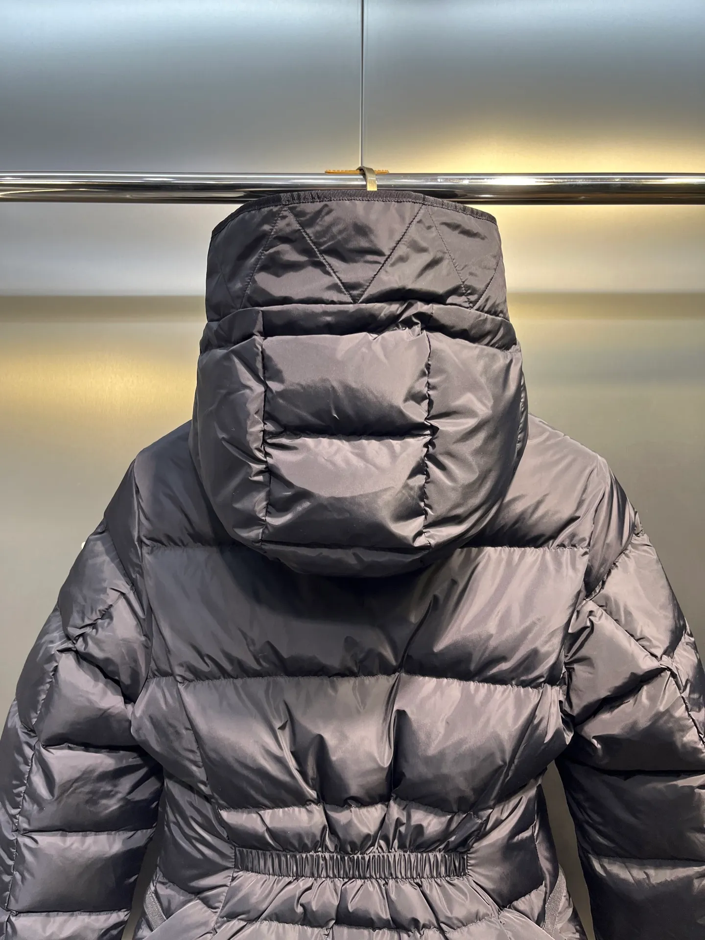 P800 moncler⭐️ 25 autumn and winter new product Avoce waist women's down jacket ~ official website synchronization 🈶 sale ~ high-end original order quality ~ development of hardware accessories, all details are fully processed. 〰️ The waist is perfect and the upper body effect is amazing. A must-have for goddesses. Versatility, fashionable and handsome. National standard 90 white duck down filling. Original memory silk fabric. Texture is upright and stylish. Keeps warm and refuses to be bloated. The upper body is so beautiful that it has no friends. size: 1234