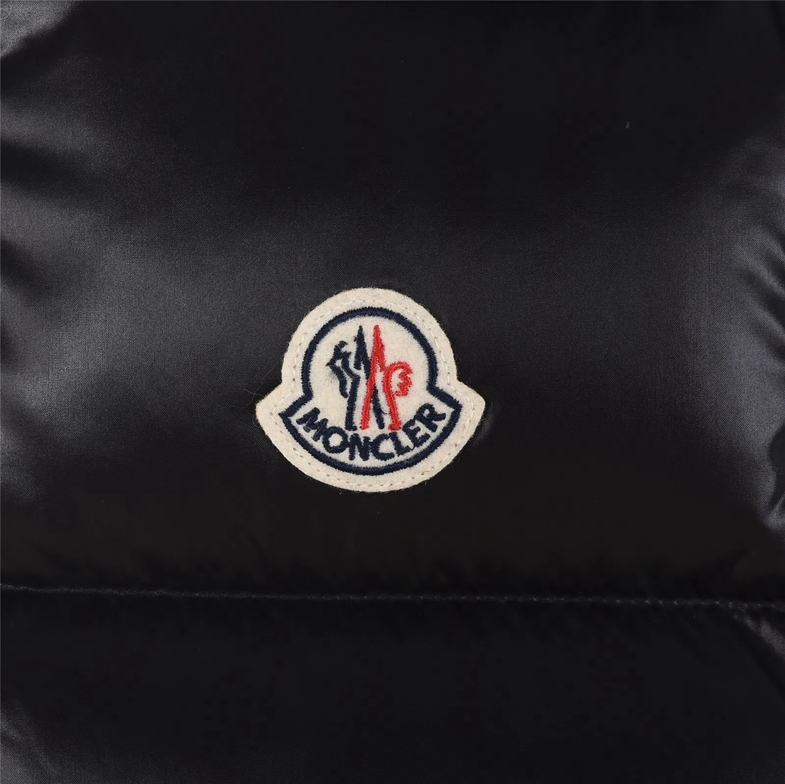 P400 Top real shot, differentiated currency] 𝗠𝗼𝗻𝗰𝗲𝗿/Mask Down Vest Model No.: TT120 The Maya/Maya Down Vest, a collection from the Moncler Archives that has been awaited for a year, maya down vest is made of iconic shiny lacquered nylon, with high-performance details to provide warmth and protection. This Moncler classic piece is equipped with a detachable hood to enhance the protective performance of the overall design. •NFC chip anti-counterfeiting •Made of lacquered nylon •Painted nylon •Filled with down •Detachable hood •Zipper closure •Outer pocket with zipper closure •Elastic drawstring at the hem The detachable hood gives this down vest more matching options. Toray glossy outer material is provided by customers. 15D nylon fabric/lining is of the highest standard. The fabric feels smooth and has a very textured feel. The entire down jacket has four layers of fabric in total, and the two inner layers are made of the best 400D liner cloth and woolen! It is filled with imported European standard 90% white duck down, with high fluffiness, high gram weight and down content. The feel is excellent in all aspects. You can hardly feel the hair stalks, and you don’t have to worry about the velvet problem. It can effectively lock in and collect heat. You can feel its plump state by looking at the real photos. It is quite light on the upper body and does not feel bloated at all. Double zipper pockets on both sides, No. 5 resin zipper closure method; soft and not stuck; there is no problem in putting a mobile phone card holder! The resin zipper blocks the wind; it blocks the cold wind in the cold winter! Original durable accessories and hardware ~ all made to order! It shows the aura of big brands everywhere, highlights the high-end style and quality, is simple and elegant, and looks good no matter how you wear it. Mengkou has been focusing on production for 8 years. The perfect combination of every link ensures the smoothness of each piece of clothing. It is the Rolls-Royce of down jackets~ Color: Black Size: 1-2-3-4-5