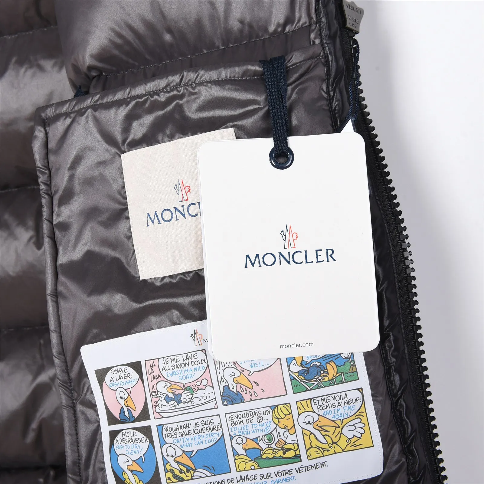 P400 Top real shot, differentiated currency] 𝗠𝗼𝗻𝗰𝗲𝗿/Mask Down Vest Model No.: TT120 The Maya/Maya Down Vest, a collection from the Moncler Archives that has been awaited for a year, maya down vest is made of iconic shiny lacquered nylon, with high-performance details to provide warmth and protection. This Moncler classic piece is equipped with a detachable hood to enhance the protective performance of the overall design. •NFC chip anti-counterfeiting •Made of lacquered nylon •Painted nylon •Filled with down •Detachable hood •Zipper closure •Outer pocket with zipper closure •Elastic drawstring at the hem The detachable hood gives this down vest more matching options. Toray glossy outer material is provided by customers. 15D nylon fabric/lining is of the highest standard. The fabric feels smooth and has a very textured feel. The entire down jacket has four layers of fabric in total, and the two inner layers are made of the best 400D liner cloth and woolen! It is filled with imported European standard 90% white duck down, with high fluffiness, high gram weight and down content. The feel is excellent in all aspects. You can hardly feel the hair stalks, and you don’t have to worry about the velvet problem. It can effectively lock in and collect heat. You can feel its plump state by looking at the real photos. It is quite light on the upper body and does not feel bloated at all. Double zipper pockets on both sides, No. 5 resin zipper closure method; soft and not stuck; there is no problem in putting a mobile phone card holder! The resin zipper blocks the wind; it blocks the cold wind in the cold winter! Original durable accessories and hardware ~ all made to order! It shows the aura of big brands everywhere, highlights the high-end style and quality, is simple and elegant, and looks good no matter how you wear it. Mengkou has been focusing on production for 8 years. The perfect combination of every link ensures the smoothness of each piece of clothing. It is the Rolls-Royce of down jackets~ Color: Black Size: 1-2-3-4-5