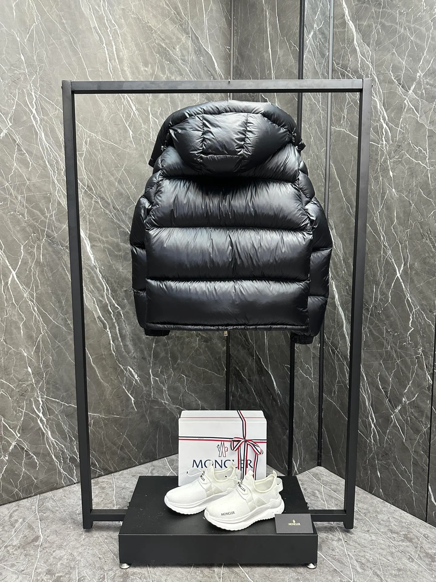 P740 ⬆️Moncler Montbeliard Short Men's Down Jacket Jacket Montbeliard Men's Short Down Jacket has warmth and protection functions, highlighting the fashionable Moncler aesthetic, and is a popular product. The Montbeliard down jacket is made from shiny patented nylon and features recognizable rectangular quilting. Featuring a hooded design and signature patch pocket at chest. Details •Made from nylon laqué fabric •Nylon laqué lining •Filled with down •Removable and adjustable hood with drawstring closure •Internal flap with webbing •Black pocket detail at lower end •Zipper closure •Snap-button closure at collar •Zipper pockets •Push-button closure at patch pockets •Adjustable cuffs •Adjustable elastic drawstring hem Size: 1-5 Couple's Black D9875067650