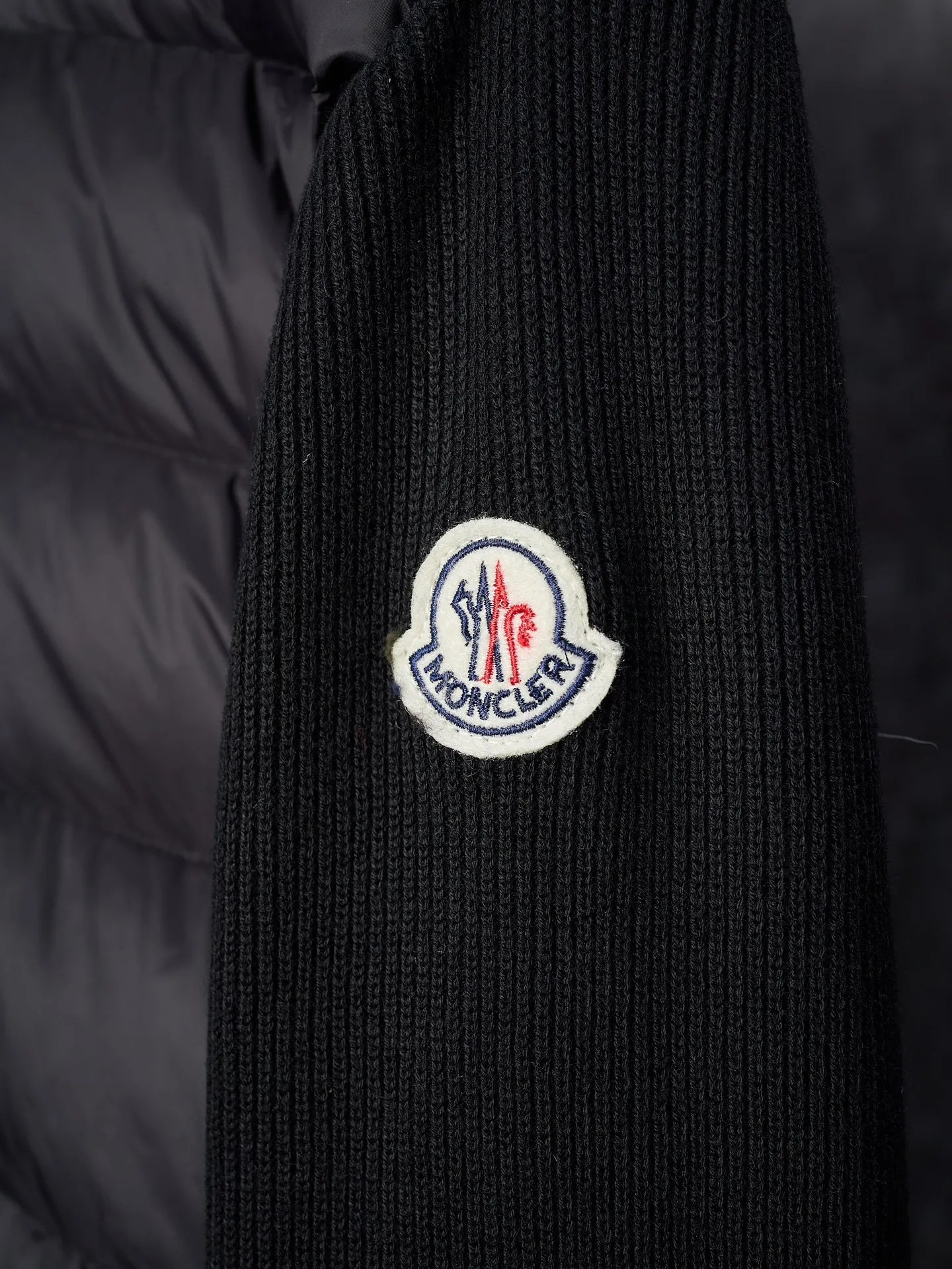 P670 Actual hanging auction] MONCLER/Muzzled Wool Splicing Zippered Hooded Down Jacket [Ready Stock] S/0 M/1 L/2 XL/3 XXL/4 This wool hooded sweatshirt is equipped with a padded down front and is a practical jacket suitable for many seasons. This cardigan features a hood with quilted logo, a nod to the brand's heritage. Designed in a lightweight knit, it's a practical addition to your versatile wardrobe and can easily be worn as an outer layer in milder weather. Made of wool Longue saison lining, Longue saison front, down filling Rib knit 12 gauge, fine soft hood Zip closure Pockets, logo quilting Logo patch