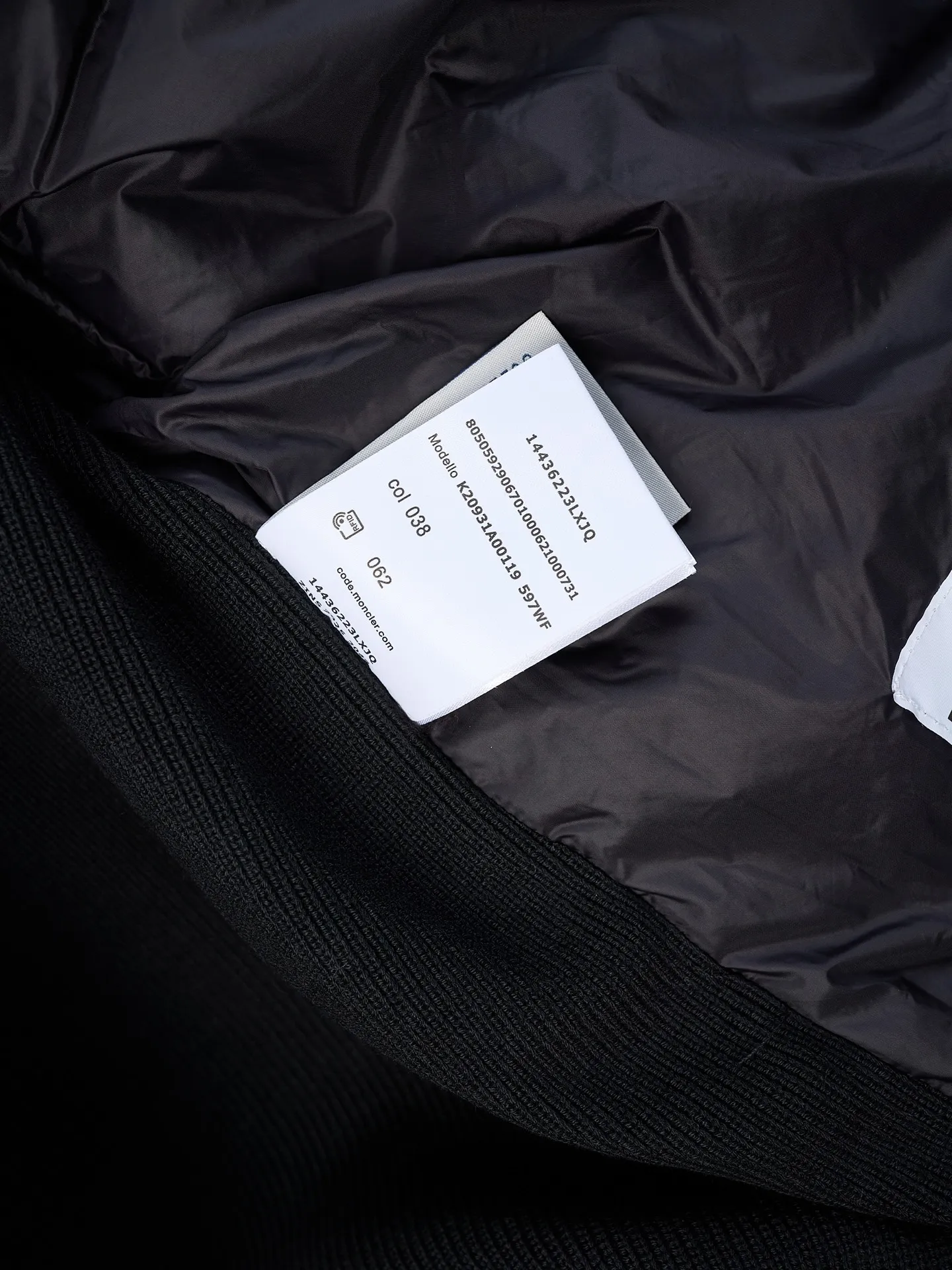 P670 Actual hanging auction] MONCLER/Muzzled Wool Splicing Zippered Hooded Down Jacket [Ready Stock] S/0 M/1 L/2 XL/3 XXL/4 This wool hooded sweatshirt is equipped with a padded down front and is a practical jacket suitable for many seasons. This cardigan features a hood with quilted logo, a nod to the brand's heritage. Designed in a lightweight knit, it's a practical addition to your versatile wardrobe and can easily be worn as an outer layer in milder weather. Made of wool Longue saison lining, Longue saison front, down filling Rib knit 12 gauge, fine soft hood Zip closure Pockets, logo quilting Logo patch