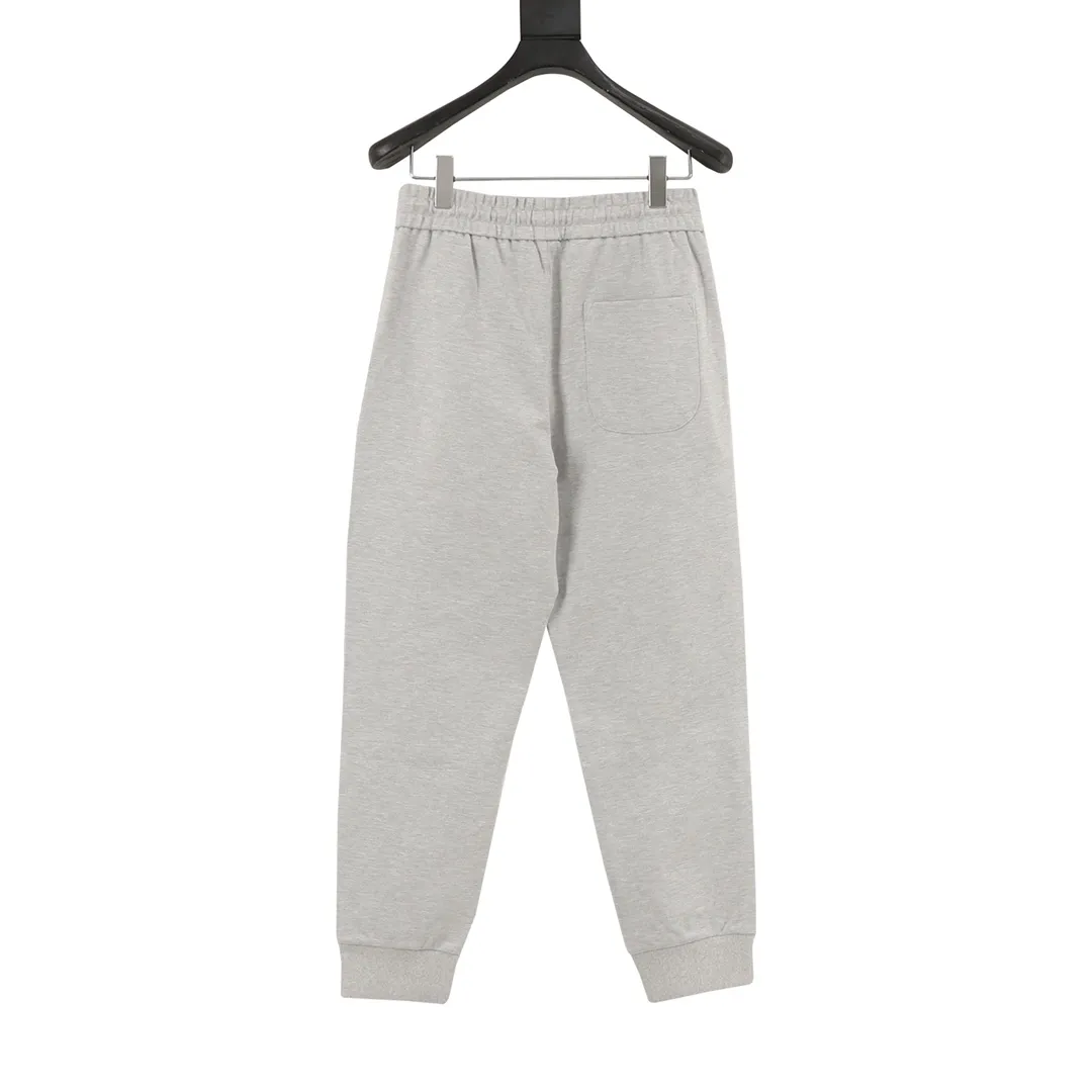 P460 Moncler/Mask 25Fw red and blue webbing patchwork logo suit trousers. This American casual handsome suit trousers is definitely your best choice. The loose design not only allows you to move freely, but also brings a sense of casual coolness. The drawstring design is easy to adjust, whether you are tall or small, it can be easily controlled. The overall classic royal blue color of the suit is versatile and eye-catching. Whether paired with a simple T-shirt👕 or a handsome jacket, it can easily create a street trend🆒 style. The leg-binding design is the finishing touch, not only making the overall look neater, but also making the legs look longer, which is great news for short people! Don’t hesitate any more, get these sweatpants quickly, so that you can stay handsome and warm in the autumn and winter ⛄🧥 seasons! Official synchronization, high version, high quality, fashionable personality, versatile and trendy, pure original quality, original fabric, tag, collar label, washed wheat, three labels complete, better paired with the same zipper jacket! Color: Gray Size:S-XL