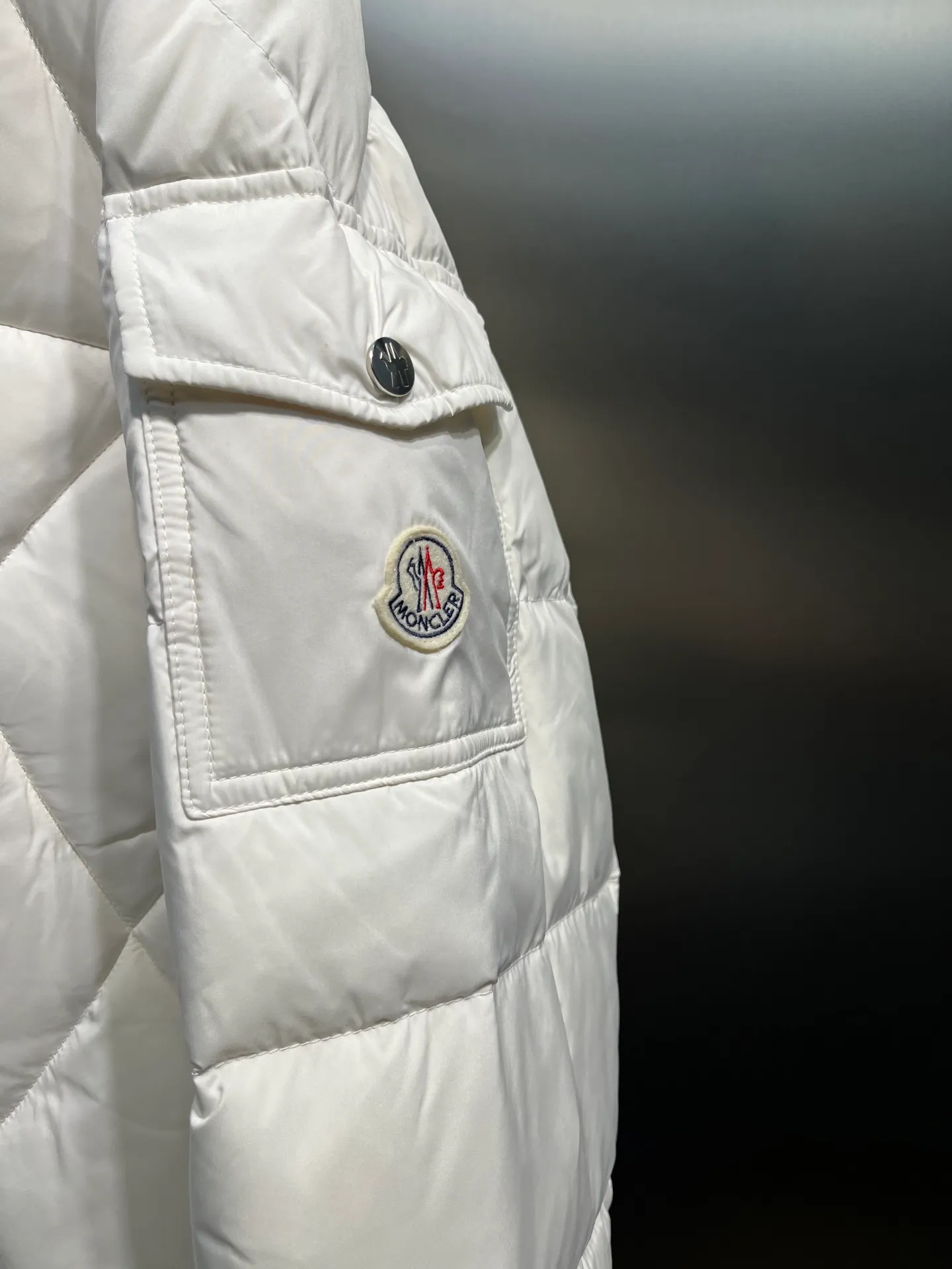 P860 moncler🌟 Down Jacket 2025 Autumn and Winter New Style Original customized hardware accessories are all imported and original customized. Welcome to compare. Absolutely high quality. Made of top-grade 95 white duck down. Super soft. Filled with fluffy and full feathers. Super heavy-duty. The fabric is well-crafted. The pattern is perfect. Note. The fabric is super comfortable. Exclusive model. Non-market goods. Same size for men and women. Size: 12345