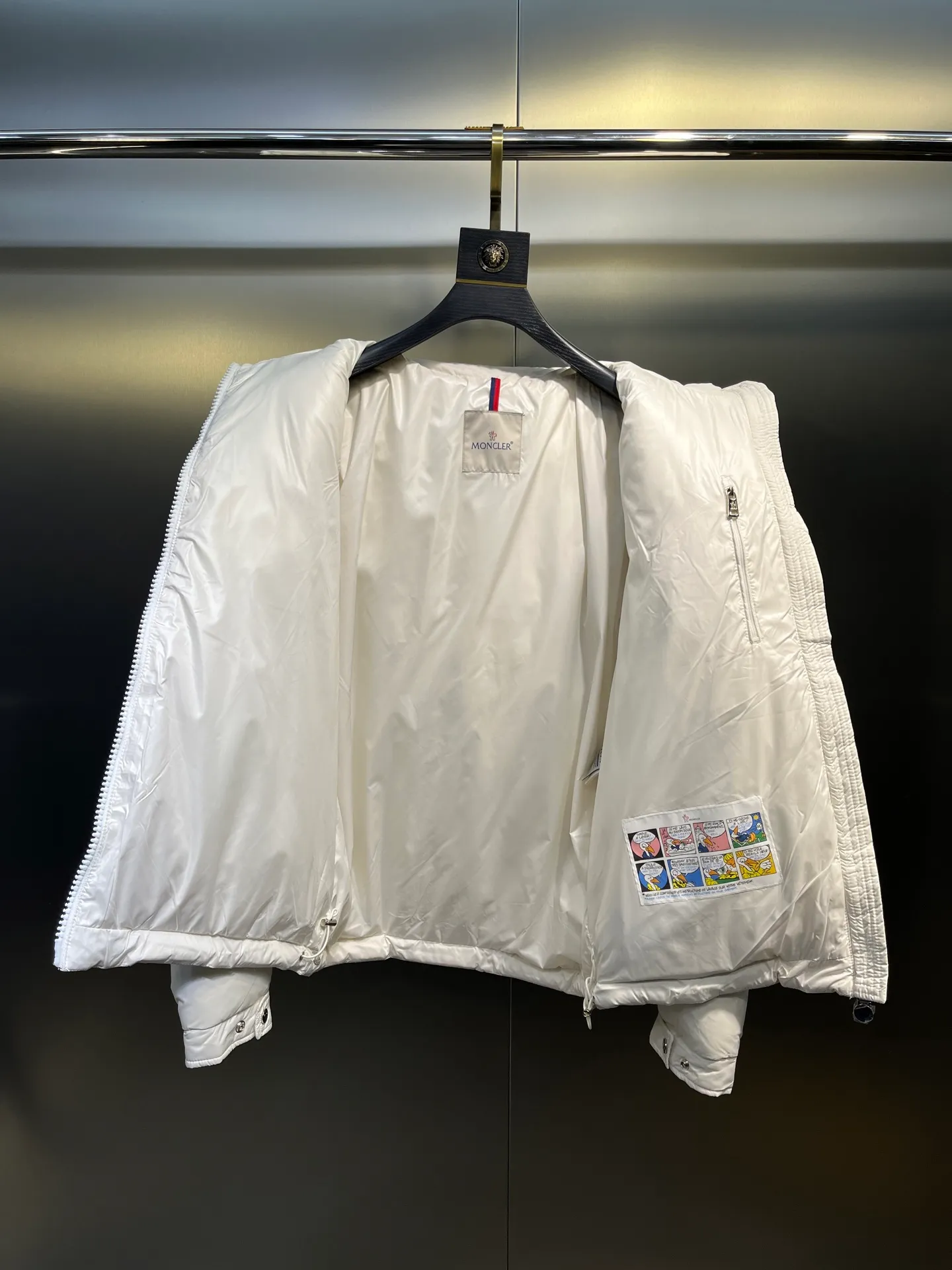 P860 moncler🌟 Down Jacket 2025 Autumn and Winter New Style Original customized hardware accessories are all imported and original customized. Welcome to compare. Absolutely high quality. Made of top-grade 95 white duck down. Super soft. Filled with fluffy and full feathers. Super heavy-duty. The fabric is well-crafted. The pattern is perfect. Note. The fabric is super comfortable. Exclusive model. Non-market goods. Same size for men and women. Size: 12345