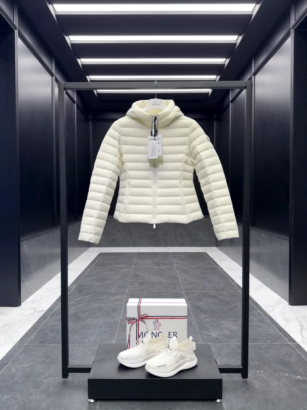P720 Premium down ⬆️Moncler. New Ige hooded short down jacket for women. Ige hooded short down jacket. The Ige down jacket is made of longue saison fabric and is suitable for mild weather. This nylon fabric is warm without being bulky. Designed in a cropped silhouette, it features a classic hooded silhouette and a cinched waist for a smooth, feminine look. It is recommended to choose one size up.  • Made of longuesaison fabric • Longuesaison lining • Filled with down • Hood • Zip closure • Zip pocket Size: 1-4 Ivory/Black