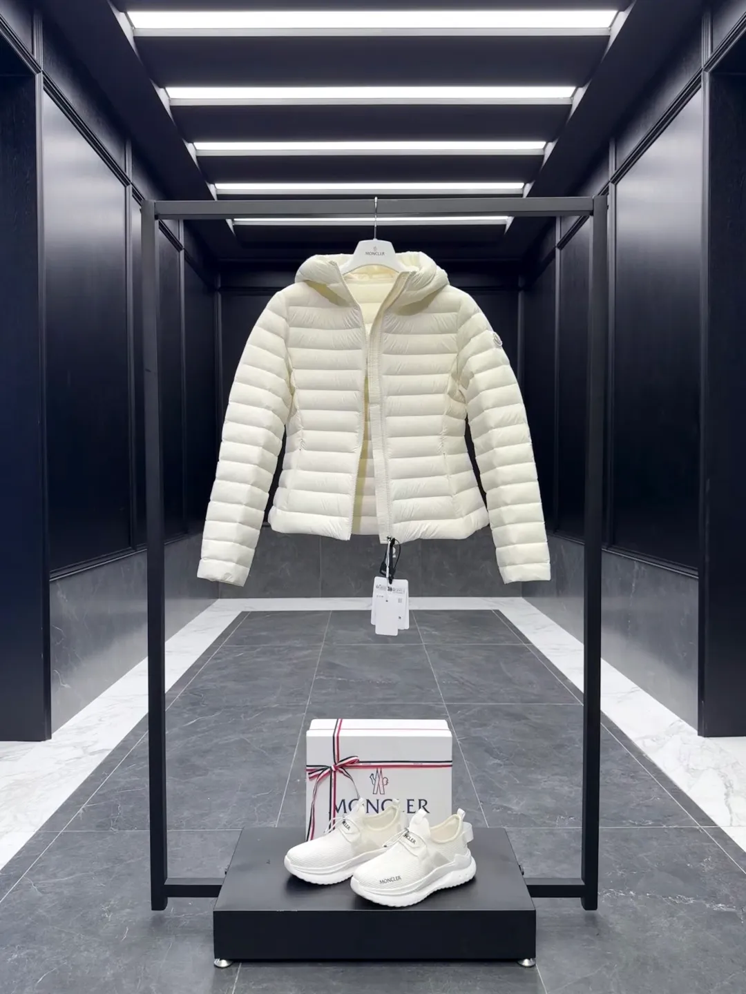 P720 Premium down ⬆️Moncler. New Ige hooded short down jacket for women. Ige hooded short down jacket. The Ige down jacket is made of longue saison fabric and is suitable for mild weather. This nylon fabric is warm without being bulky. Designed in a cropped silhouette, it features a classic hooded silhouette and a cinched waist for a smooth, feminine look. It is recommended to choose one size up.  • Made of longuesaison fabric • Longuesaison lining • Filled with down • Hood • Zip closure • Zip pocket Size: 1-4 Ivory/Black