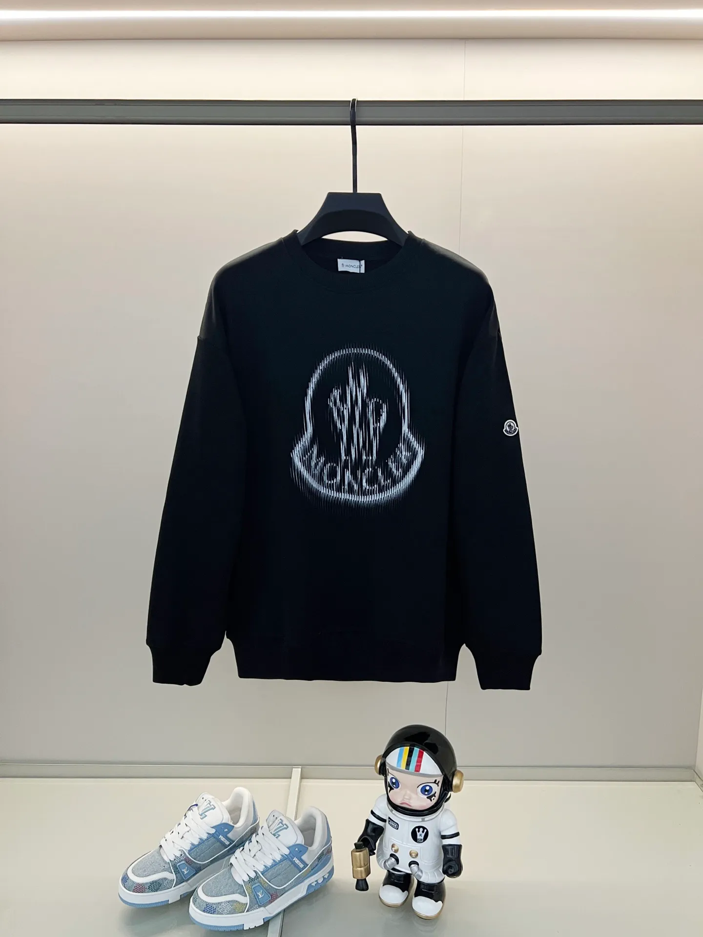 P220 MONCLER/Mask 420g pure cotton round neck sweatshirt Iconic brand letter LOGO ghost printing arm patch technology Official synchronization High version High quality Fashion personality Versatile trend Pure original quality Original fabric Hang tag Collar label Washed wheat Complete three labels Color: Black. White. Khaki. Size: XS-L