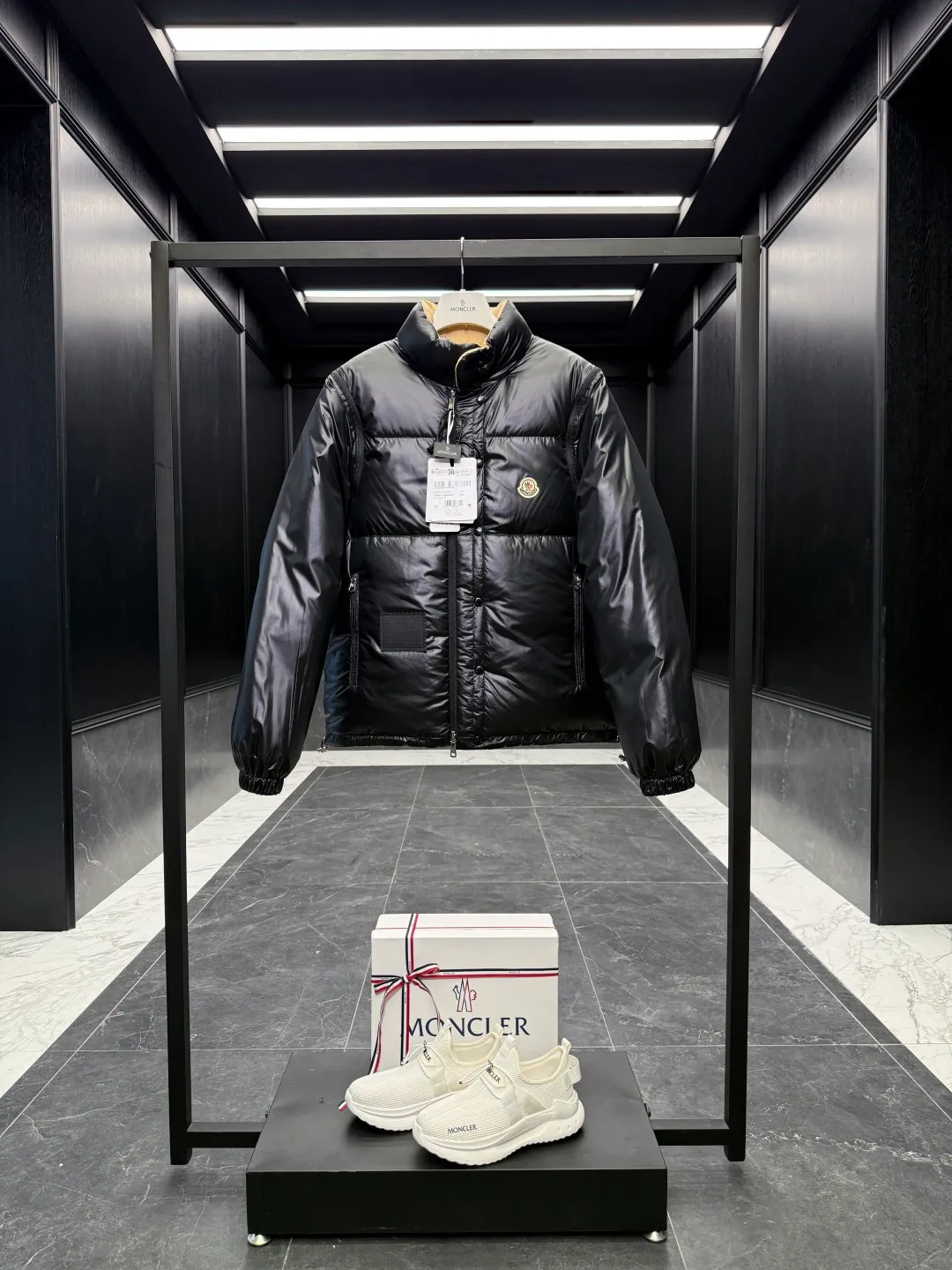 Moncler Verone (variable styles) men's reversible short down jacket. Reversible jacket/reversible vest/one piece of clothing for four styles. P1320