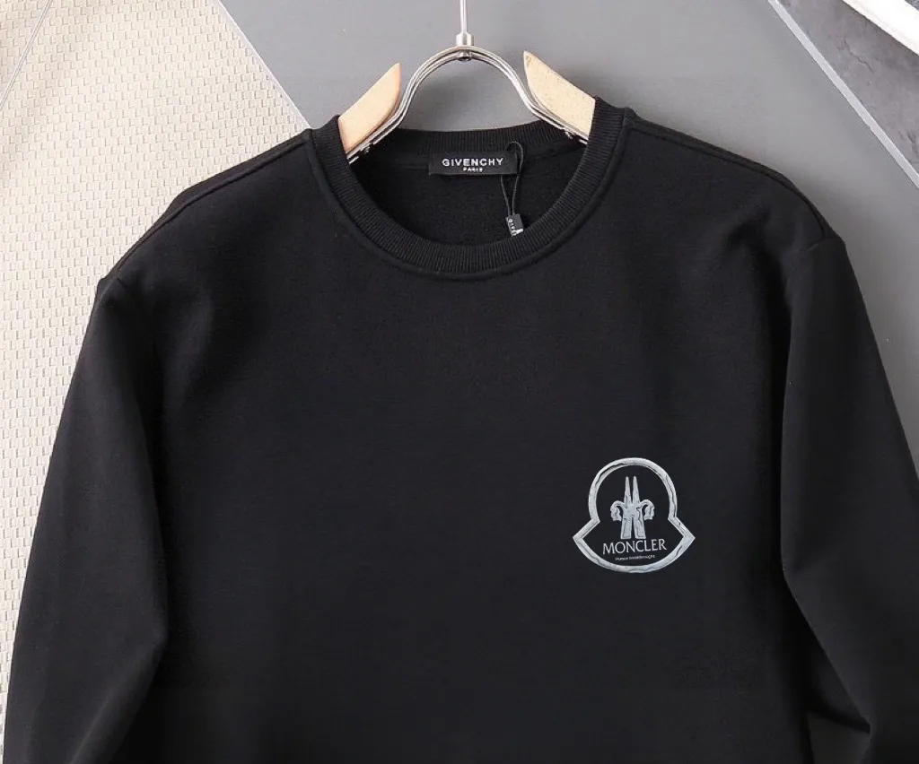 P200 💰 Brand [MONCLER Nengkou] (good news for fat people) 2025ss spring latest long-sleeved round-neck sweatshirt, on sale simultaneously on the official website. Refreshing and breathable. Made of top Tencel Roman. Comfortable and soft. 3D three-dimensional clarity. Super fashion sense. Great for gifting and keeping for yourself. Size: M-5XL (can wear up to 220 pounds)
