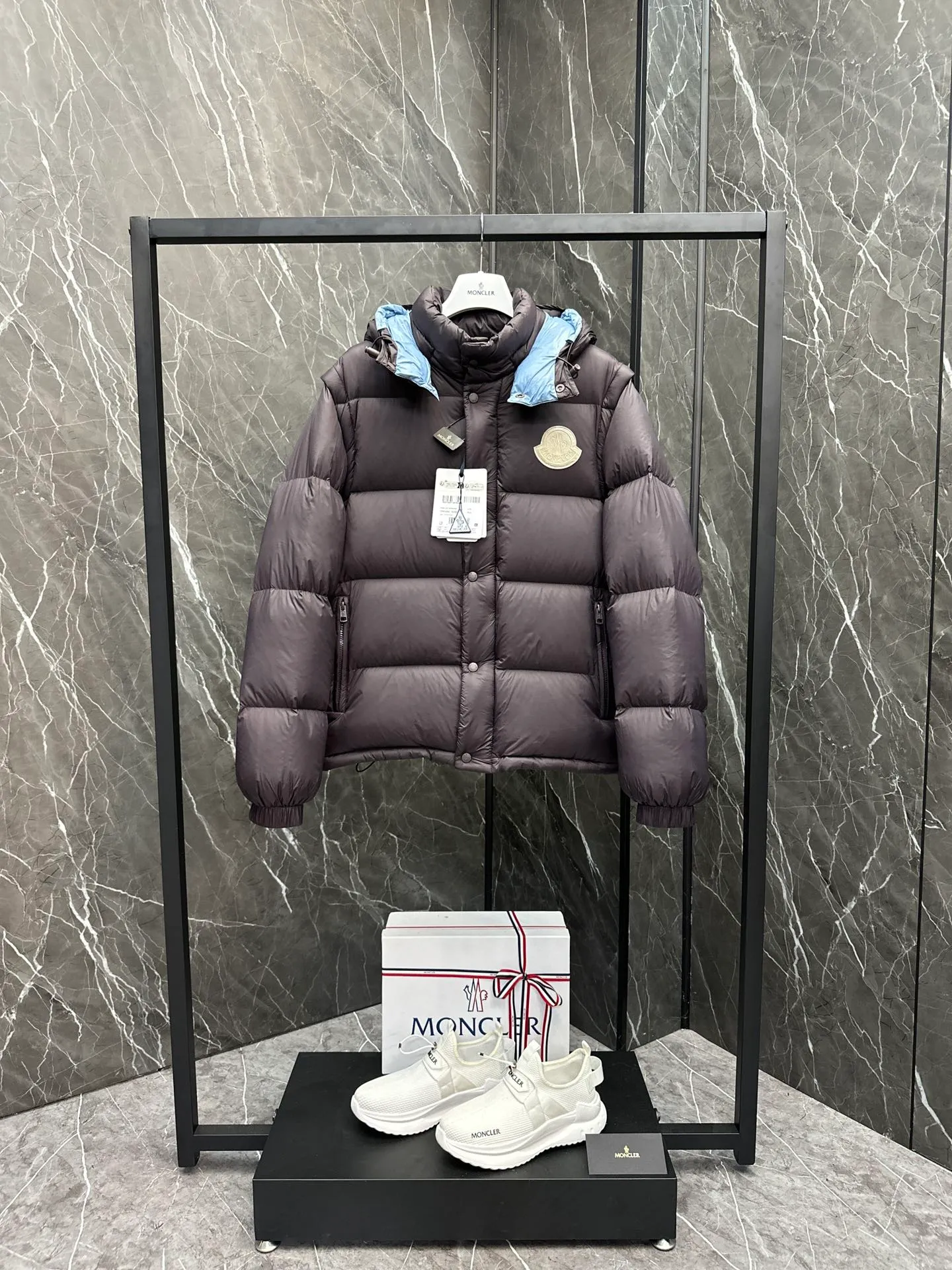 Moncler Cyclone two-in-one down jacket. Changeable/jacket/hooded vest/stand collar vest/hooded down jacket. It is really easy to wear and practical. P860