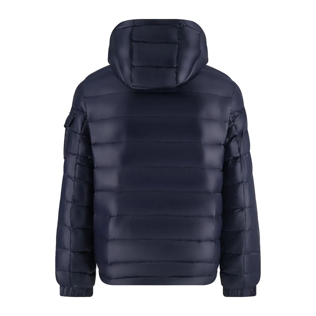 P1130 Moncler 1952 lightweight down jacket (navy blue) is made of customized lightweight waterproof breathable 100% polyester fabric. Filled with RDS-certified 90% high-loft white duck down, the down filling volume is about 360G, and the fill power is as high as 800+ 5A standard warmth level! The logo is printed using high-temperature heat transfer technology with extremely high precision and perfect details. The entire set of excipients is independently developed, and every small detail is perfectly presented. Size:2-3-4-5-6