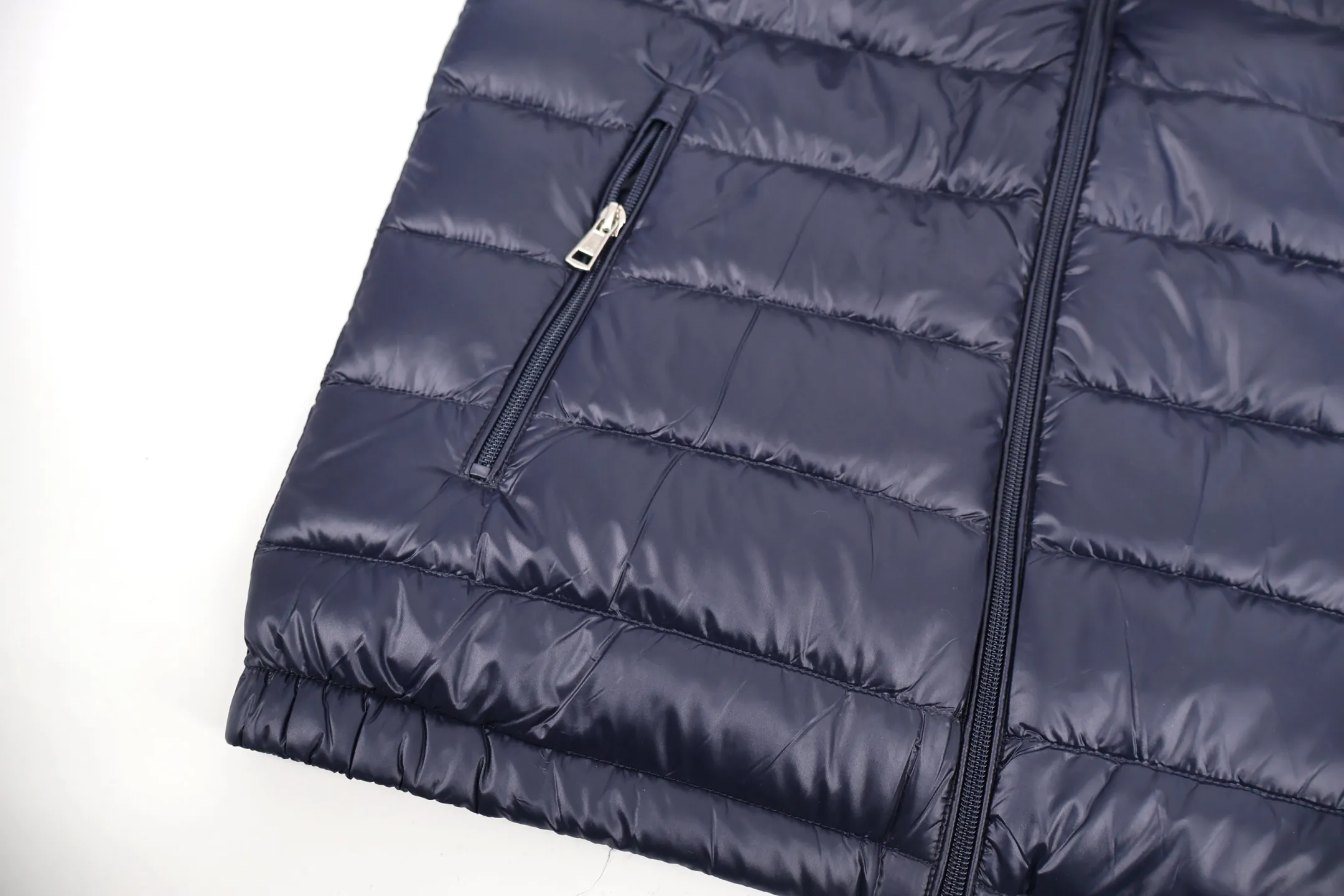 P1130 Moncler 1952 lightweight down jacket (navy blue) is made of customized lightweight waterproof breathable 100% polyester fabric. Filled with RDS-certified 90% high-loft white duck down, the down filling volume is about 360G, and the fill power is as high as 800+ 5A standard warmth level! The logo is printed using high-temperature heat transfer technology with extremely high precision and perfect details. The entire set of excipients is independently developed, and every small detail is perfectly presented. Size:2-3-4-5-6