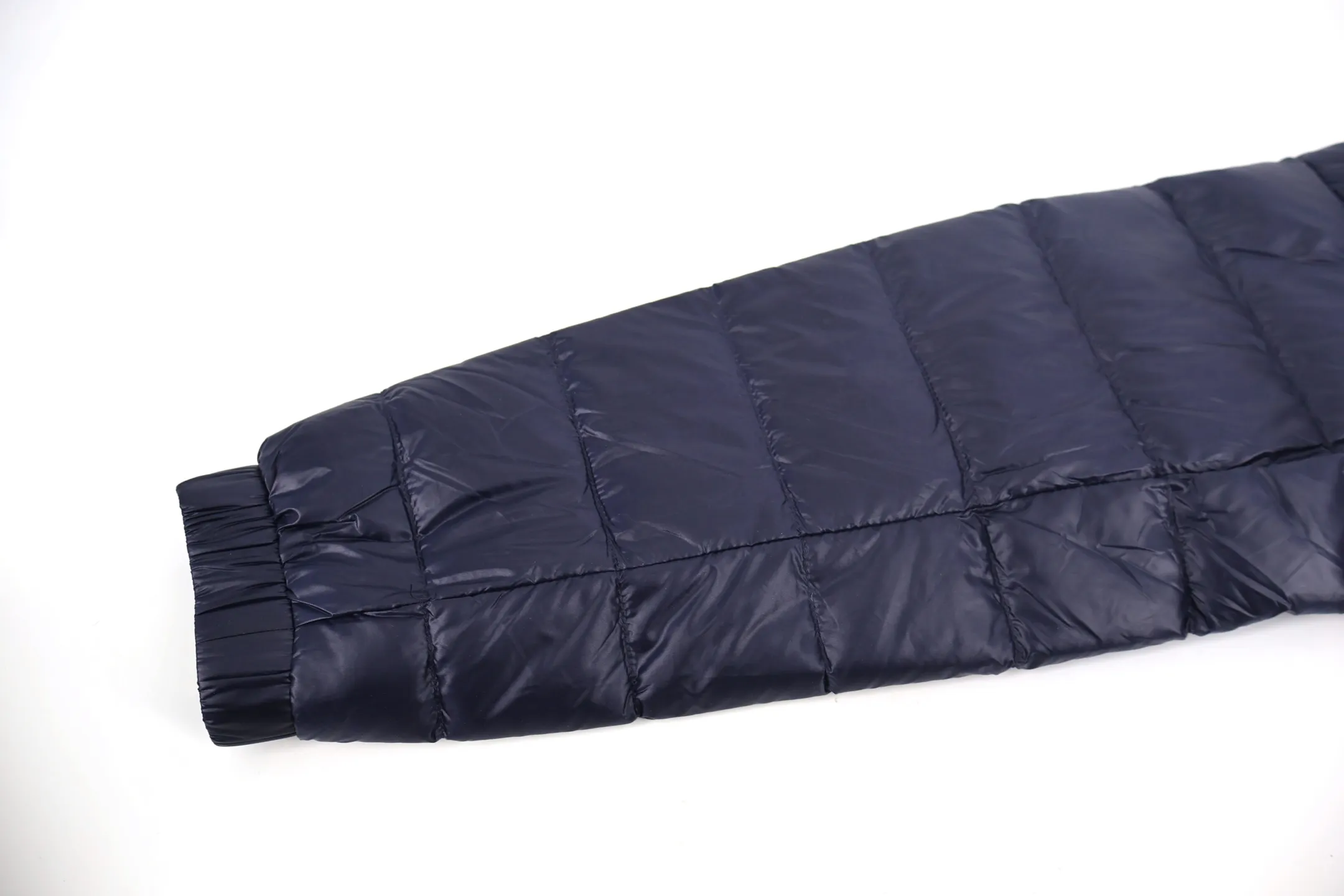P1130 Moncler 1952 lightweight down jacket (navy blue) is made of customized lightweight waterproof breathable 100% polyester fabric. Filled with RDS-certified 90% high-loft white duck down, the down filling volume is about 360G, and the fill power is as high as 800+ 5A standard warmth level! The logo is printed using high-temperature heat transfer technology with extremely high precision and perfect details. The entire set of excipients is independently developed, and every small detail is perfectly presented. Size:2-3-4-5-6