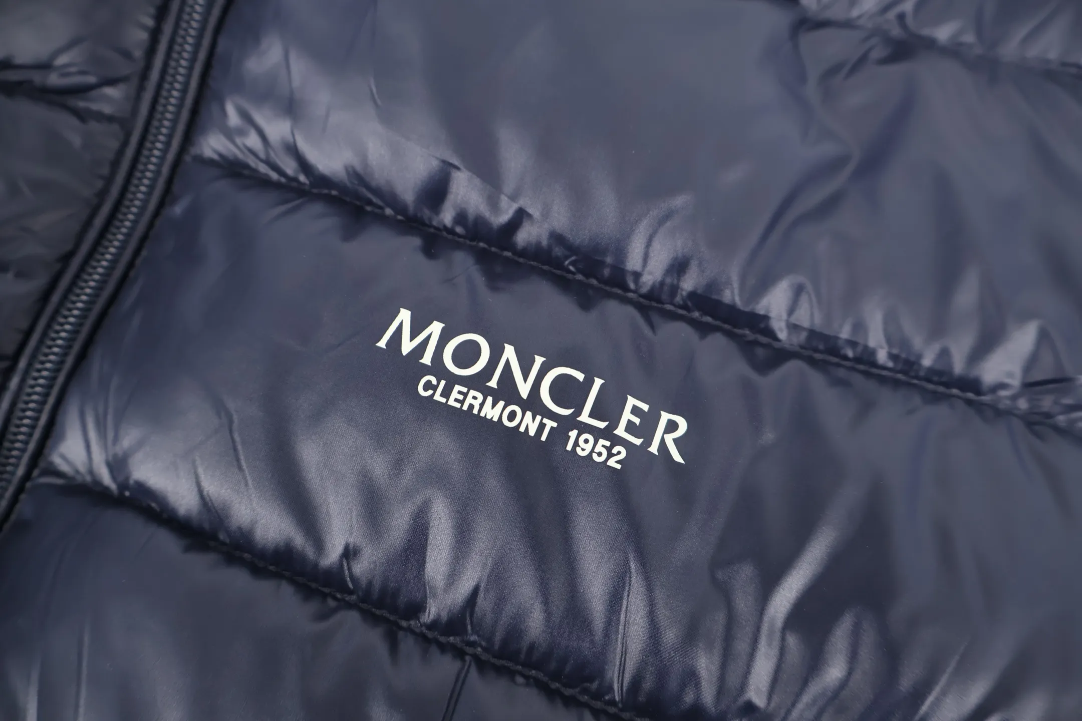 P1130 Moncler 1952 lightweight down jacket (navy blue) is made of customized lightweight waterproof breathable 100% polyester fabric. Filled with RDS-certified 90% high-loft white duck down, the down filling volume is about 360G, and the fill power is as high as 800+ 5A standard warmth level! The logo is printed using high-temperature heat transfer technology with extremely high precision and perfect details. The entire set of excipients is independently developed, and every small detail is perfectly presented. Size:2-3-4-5-6