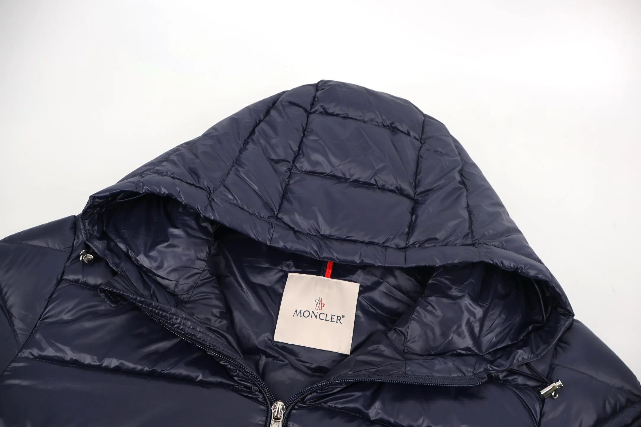P1130 Moncler 1952 lightweight down jacket (navy blue) is made of customized lightweight waterproof breathable 100% polyester fabric. Filled with RDS-certified 90% high-loft white duck down, the down filling volume is about 360G, and the fill power is as high as 800+ 5A standard warmth level! The logo is printed using high-temperature heat transfer technology with extremely high precision and perfect details. The entire set of excipients is independently developed, and every small detail is perfectly presented. Size:2-3-4-5-6