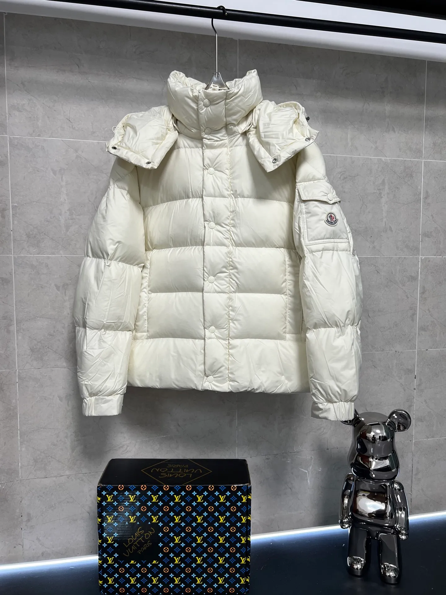P800 Moncler matte Maya short down jacket. This short parka down jacket is made of longueSaion fabric. The garment is full of functional details to ensure warmth and care. Features removable hood, zip pockets, adjustable cuffs, and snap-zip flap fly. Logo embellished sleeves. It adds a unique touch to the overall shape and significantly improves the protective performance. Color: Black White Pink Pearl White Size: 12345