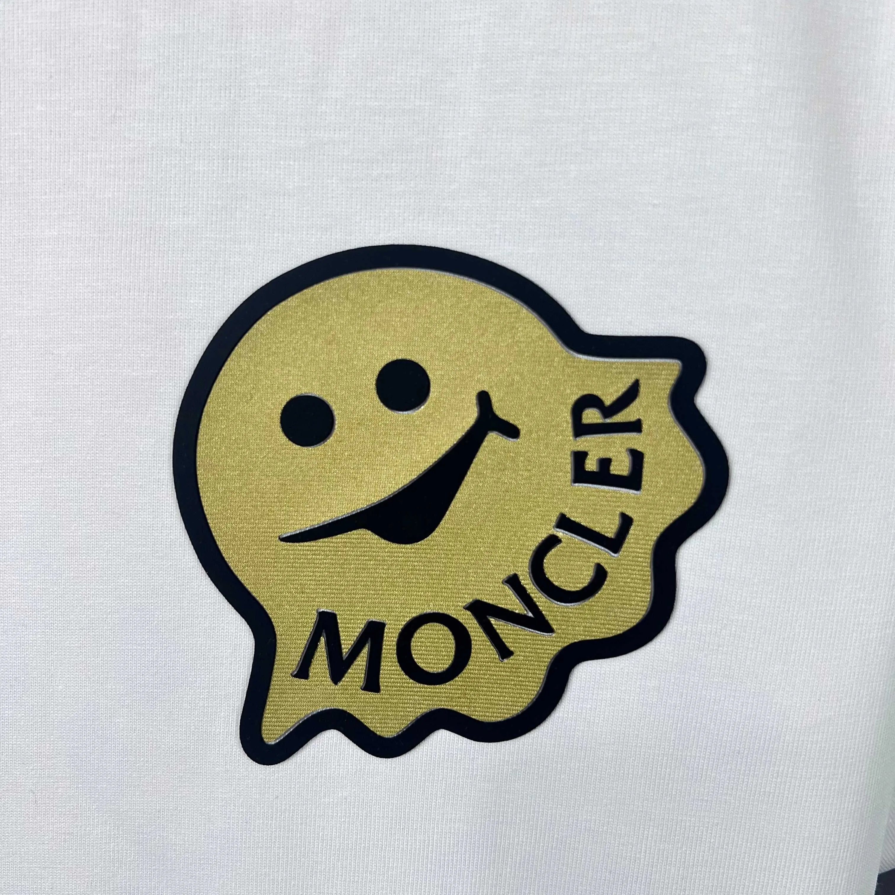 P150 MONCLER/muzzled 300g pure cotton round neck short-sleeved T-shirt. Brand classic. Three-dimensional monster offset letter LOGO embossing process. 2025ss official synchronization. High version. High quality. Fashionable personality. Versatile trend. Pure original quality. Original fabric. Tag. Collar label. Washed wheat. Three labels complete. Color: Black. White. Size: S M L XL XXL