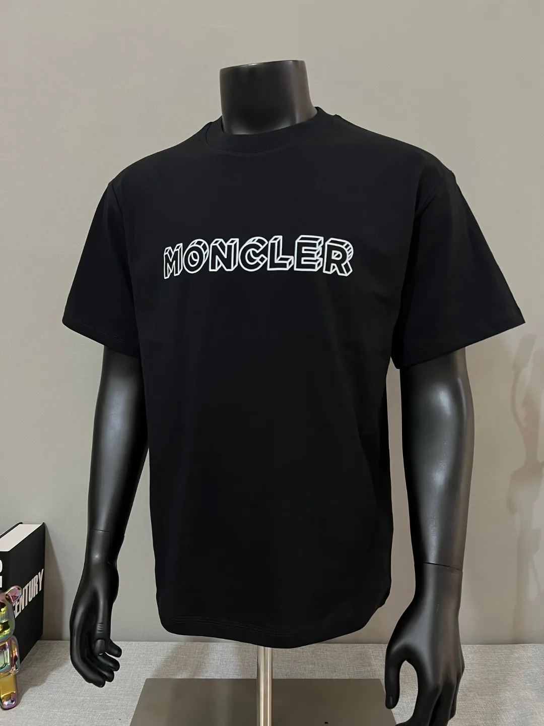 P150 New version of MONCLER for masked mouth, official and official 3D letter printed armband short sleeves are synchronized, the details match the official version, and the size of the logo is strictly controlled , standard size, stitching details are in sync with the official version; Made of 240g double yarn 100% cotton fabric, imported woven thread, collar bone is not easy to deform, factory high temperature washing process, the fabric is soft and breathable, does not shrink, NCF washing mark identification, details are in place and the upper body is good-looking, European size version, loose and suitable, color: black, white, size XS-L