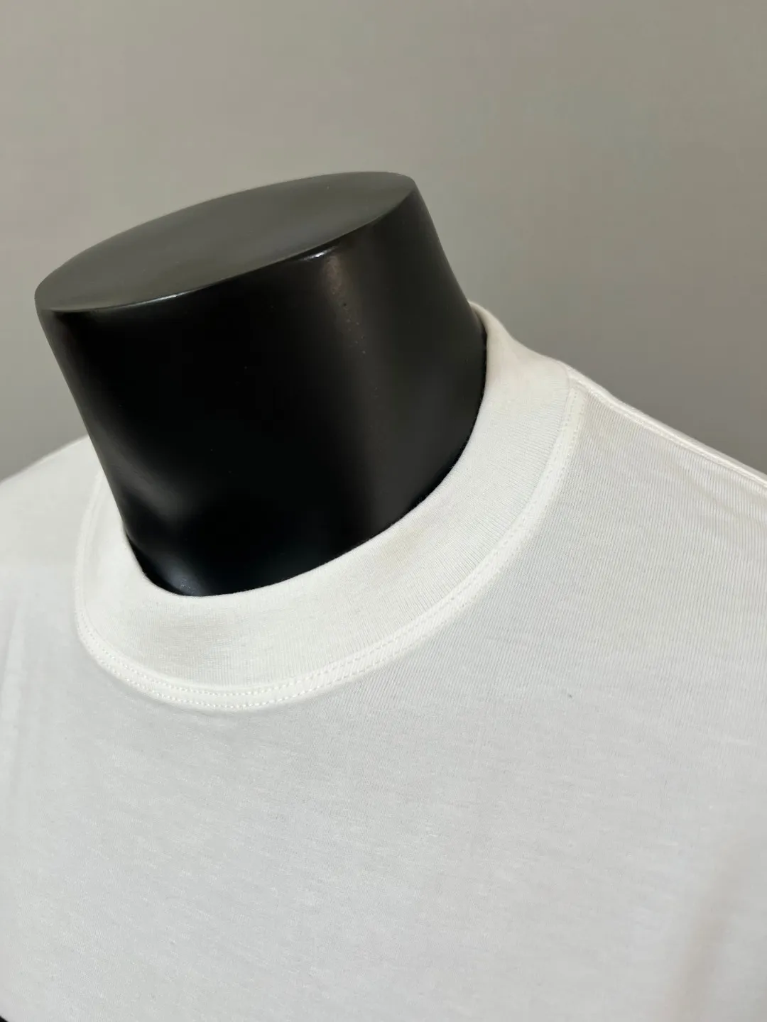 P150 Meng Mouth MONCLER is new, official & got synchronized; 2025SS flocked large letter printed sleeve label model, made of 240g double yarn 100% cotton fabric, imported woven thread, collar bone is not easy to deform, factory high temperature washing process, the fabric is soft and breathable, does not shrink, NCF washed mark identification, details are in place and the upper body is good-looking, European size version, loose and suitable, color: black, white, size XS-L