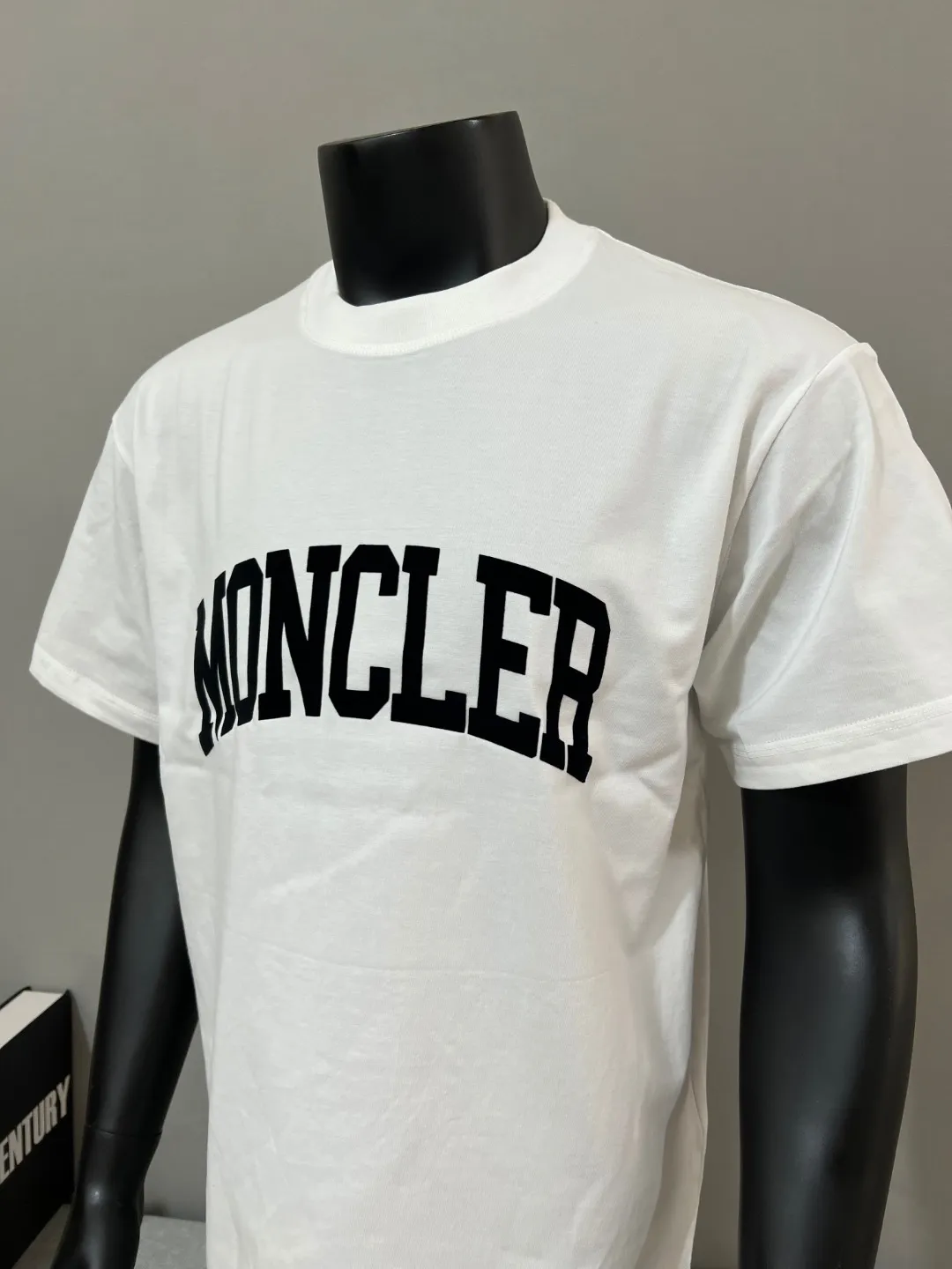 P150 Meng Mouth MONCLER is new, official & got synchronized; 2025SS flocked large letter printed sleeve label model, made of 240g double yarn 100% cotton fabric, imported woven thread, collar bone is not easy to deform, factory high temperature washing process, the fabric is soft and breathable, does not shrink, NCF washed mark identification, details are in place and the upper body is good-looking, European size version, loose and suitable, color: black, white, size XS-L