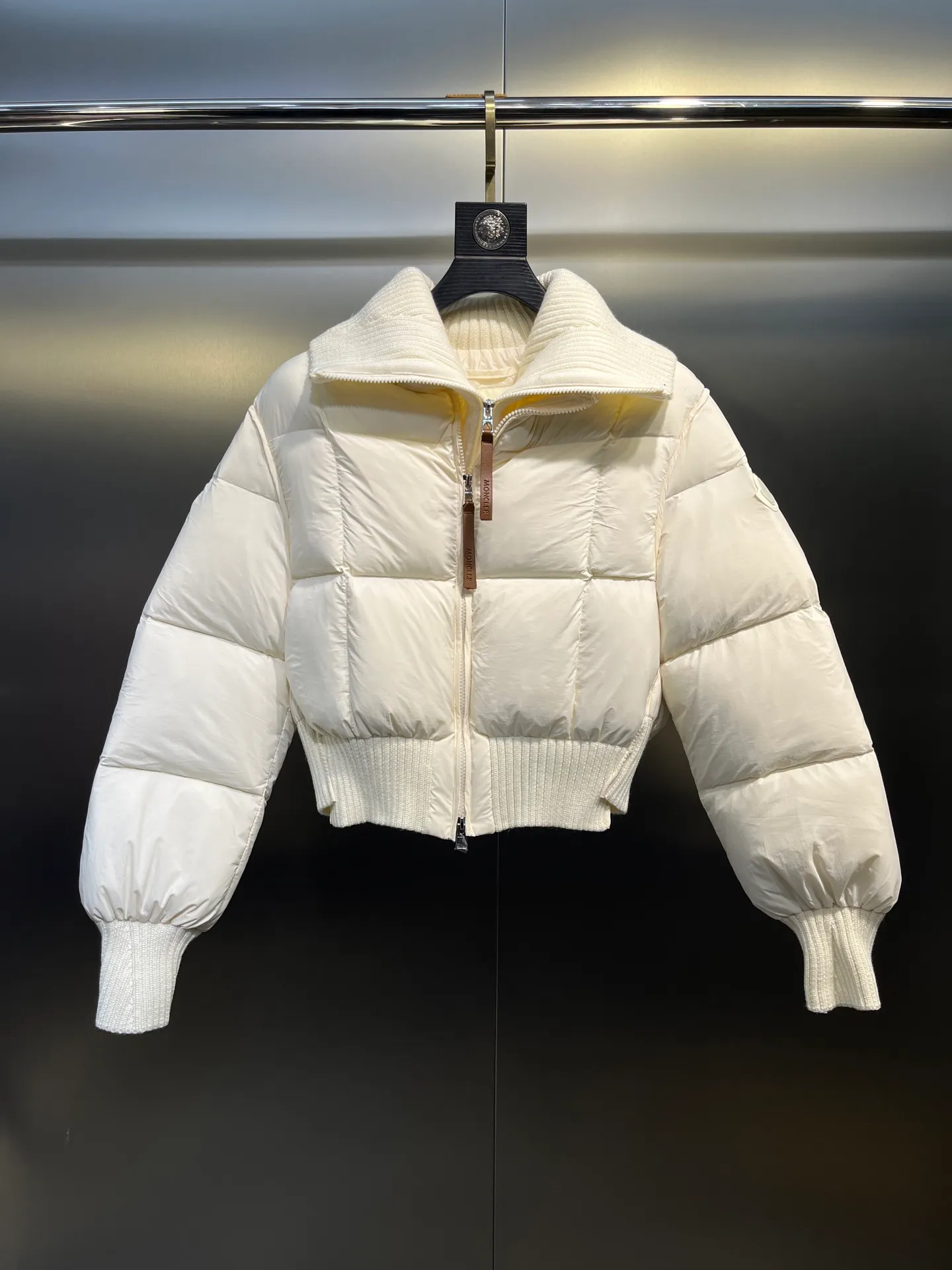P840 MONCLER spliced ​​knitted down jacket Rich family daughter’s natal down jacket | MONCLER spliced ​​knitted sisters, let me dig up another winter treasure - MONCLER spliced ​​knitted down jacket. This white model has both good looks and strength. It is so beautiful that I am speechless! The whole white color of the cream is gentle, as pure and flawless as the first snow in winter, easily creating a cool and elegant atmosphere. It is not a monotonous solid color. The splicing joints are cleverly combined with different material textures. The delicate knitted and smooth down fabrics collide, and the layering is perfect💯 Every splicing is tightly matched, showing exquisite craftsmanship. Warmth retention is naturally MONCLER's specialty. It is filled with high-quality down and you will be enveloped in warmth as soon as you put it on, as if it has its own small heater to avoid the cold. The knitted part is soft and skin-friendly, fits the body curves without losing elasticity, allowing freedom of movement without any sense of restraint.  size: 1234