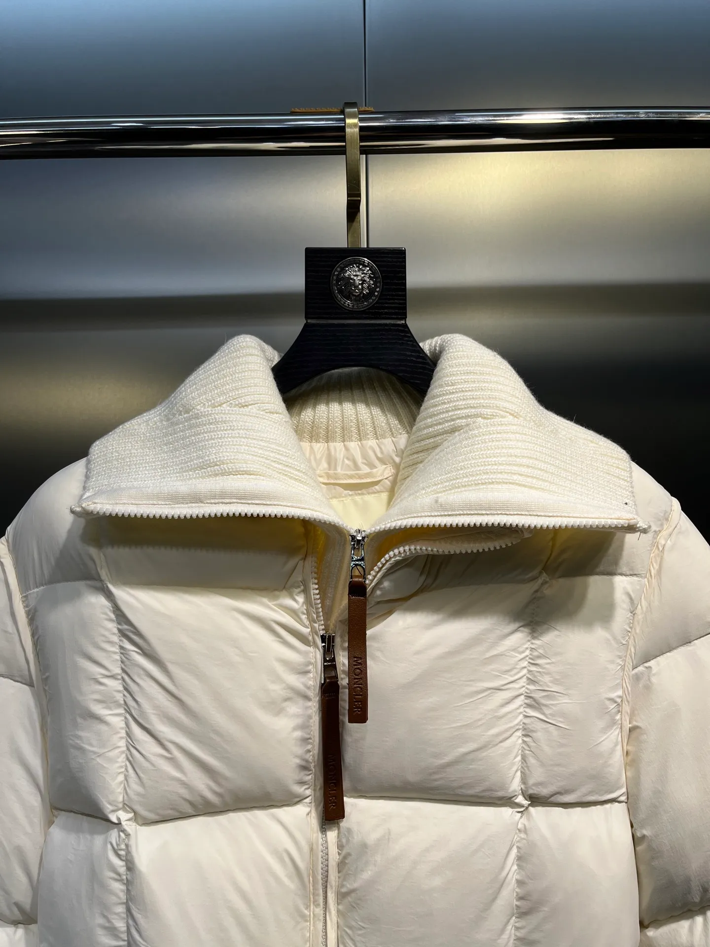 P840 MONCLER spliced ​​knitted down jacket Rich family daughter’s natal down jacket | MONCLER spliced ​​knitted sisters, let me dig up another winter treasure - MONCLER spliced ​​knitted down jacket. This white model has both good looks and strength. It is so beautiful that I am speechless! The whole white color of the cream is gentle, as pure and flawless as the first snow in winter, easily creating a cool and elegant atmosphere. It is not a monotonous solid color. The splicing joints are cleverly combined with different material textures. The delicate knitted and smooth down fabrics collide, and the layering is perfect💯 Every splicing is tightly matched, showing exquisite craftsmanship. Warmth retention is naturally MONCLER's specialty. It is filled with high-quality down and you will be enveloped in warmth as soon as you put it on, as if it has its own small heater to avoid the cold. The knitted part is soft and skin-friendly, fits the body curves without losing elasticity, allowing freedom of movement without any sense of restraint.  size: 1234