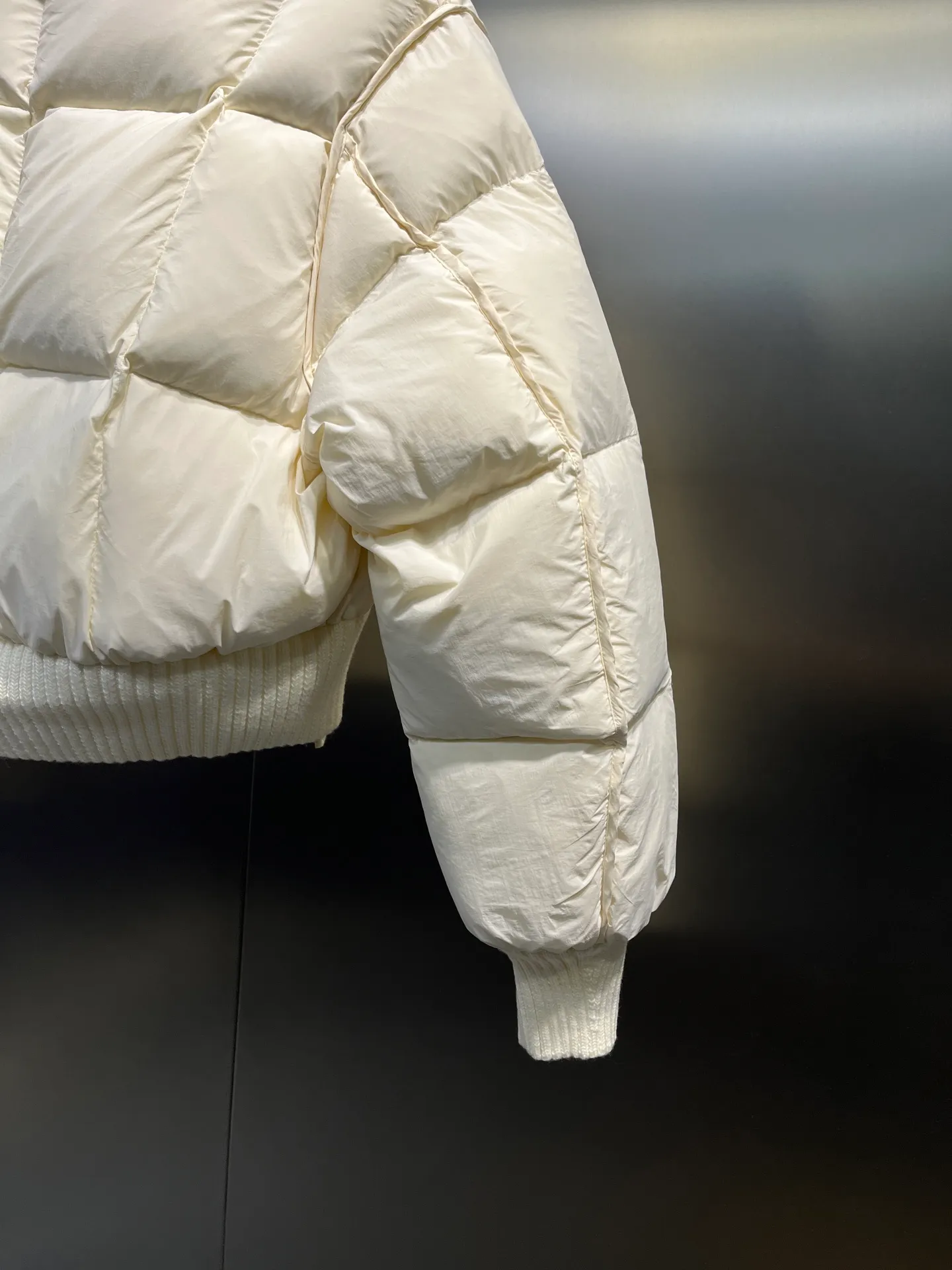 P840 MONCLER spliced ​​knitted down jacket Rich family daughter’s natal down jacket | MONCLER spliced ​​knitted sisters, let me dig up another winter treasure - MONCLER spliced ​​knitted down jacket. This white model has both good looks and strength. It is so beautiful that I am speechless! The whole white color of the cream is gentle, as pure and flawless as the first snow in winter, easily creating a cool and elegant atmosphere. It is not a monotonous solid color. The splicing joints are cleverly combined with different material textures. The delicate knitted and smooth down fabrics collide, and the layering is perfect💯 Every splicing is tightly matched, showing exquisite craftsmanship. Warmth retention is naturally MONCLER's specialty. It is filled with high-quality down and you will be enveloped in warmth as soon as you put it on, as if it has its own small heater to avoid the cold. The knitted part is soft and skin-friendly, fits the body curves without losing elasticity, allowing freedom of movement without any sense of restraint.  size: 1234