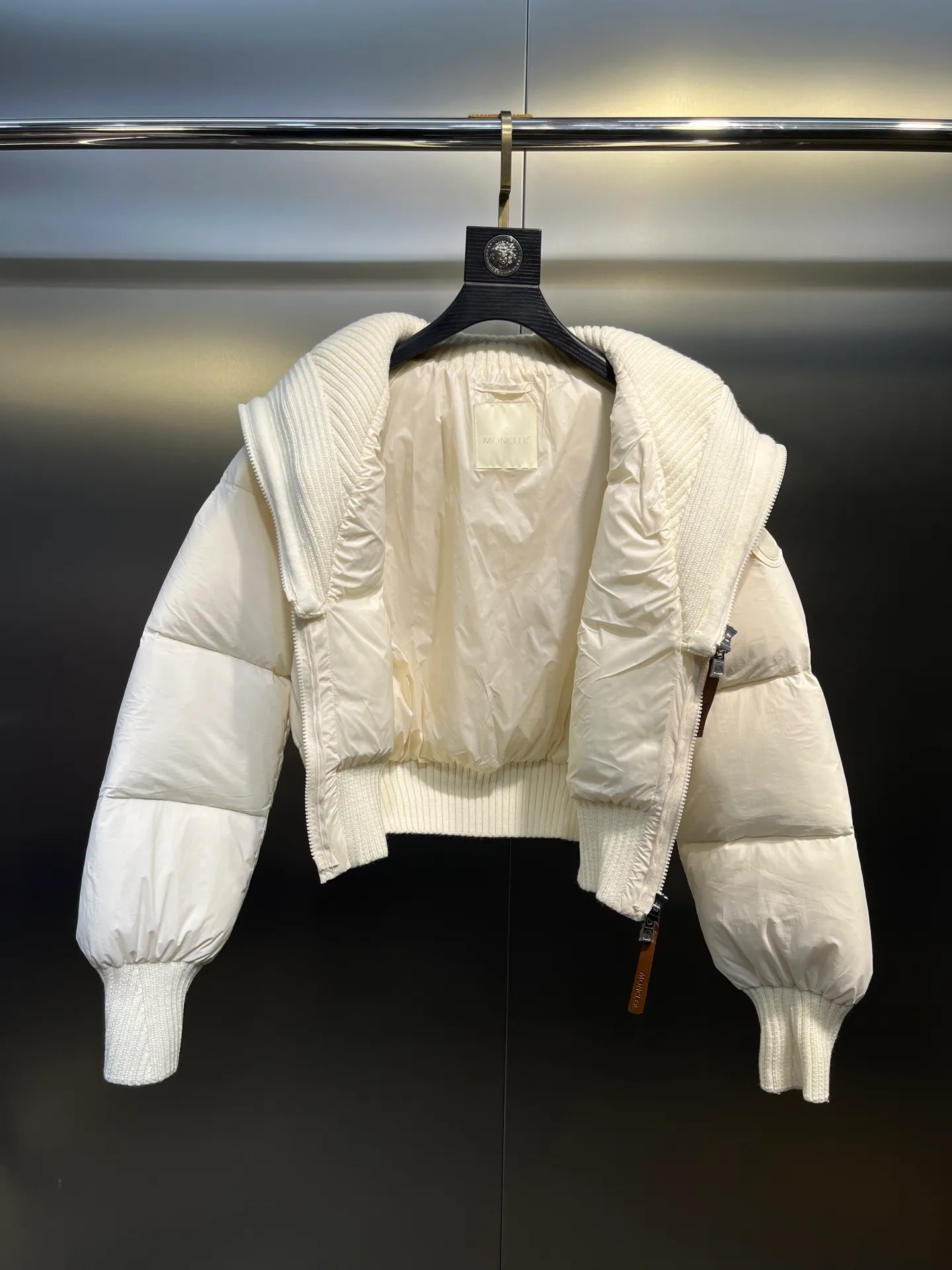 P840 MONCLER spliced ​​knitted down jacket Rich family daughter’s natal down jacket | MONCLER spliced ​​knitted sisters, let me dig up another winter treasure - MONCLER spliced ​​knitted down jacket. This white model has both good looks and strength. It is so beautiful that I am speechless! The whole white color of the cream is gentle, as pure and flawless as the first snow in winter, easily creating a cool and elegant atmosphere. It is not a monotonous solid color. The splicing joints are cleverly combined with different material textures. The delicate knitted and smooth down fabrics collide, and the layering is perfect💯 Every splicing is tightly matched, showing exquisite craftsmanship. Warmth retention is naturally MONCLER's specialty. It is filled with high-quality down and you will be enveloped in warmth as soon as you put it on, as if it has its own small heater to avoid the cold. The knitted part is soft and skin-friendly, fits the body curves without losing elasticity, allowing freedom of movement without any sense of restraint.  size: 1234