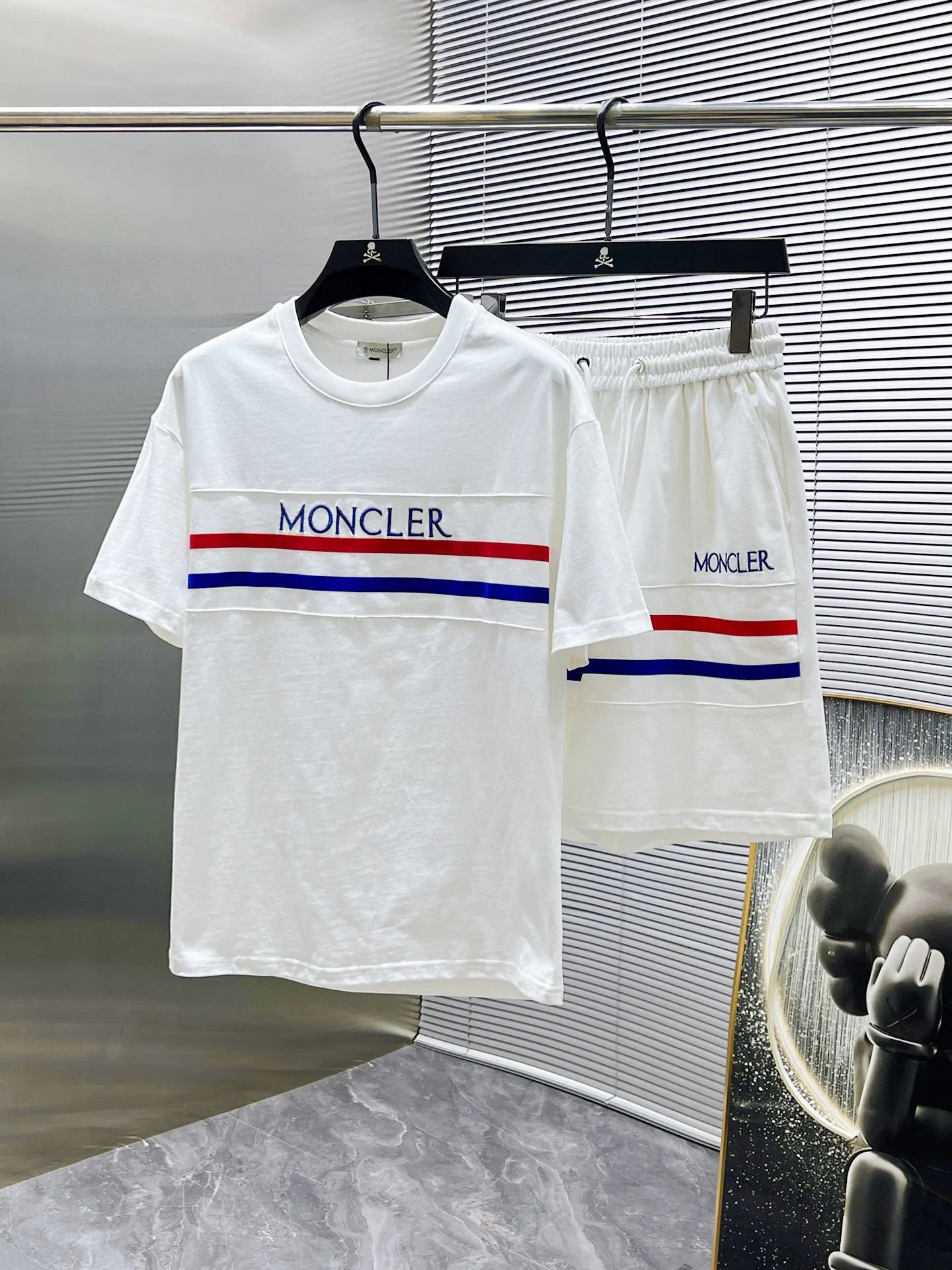 P570 Brand [MONCLER Mouth Covered] 2025 round neck short-sleeved shorts suit. The pure cotton fabric upper body will not be stuffy, the smooth and comfortable skin-friendly effect is more breathable, the fabric has its own texture, classic logo technology, a new interpretation from a unique angle, fashionable and versatile choice! Size: M-3XL (maximum wear: 190 pounds)