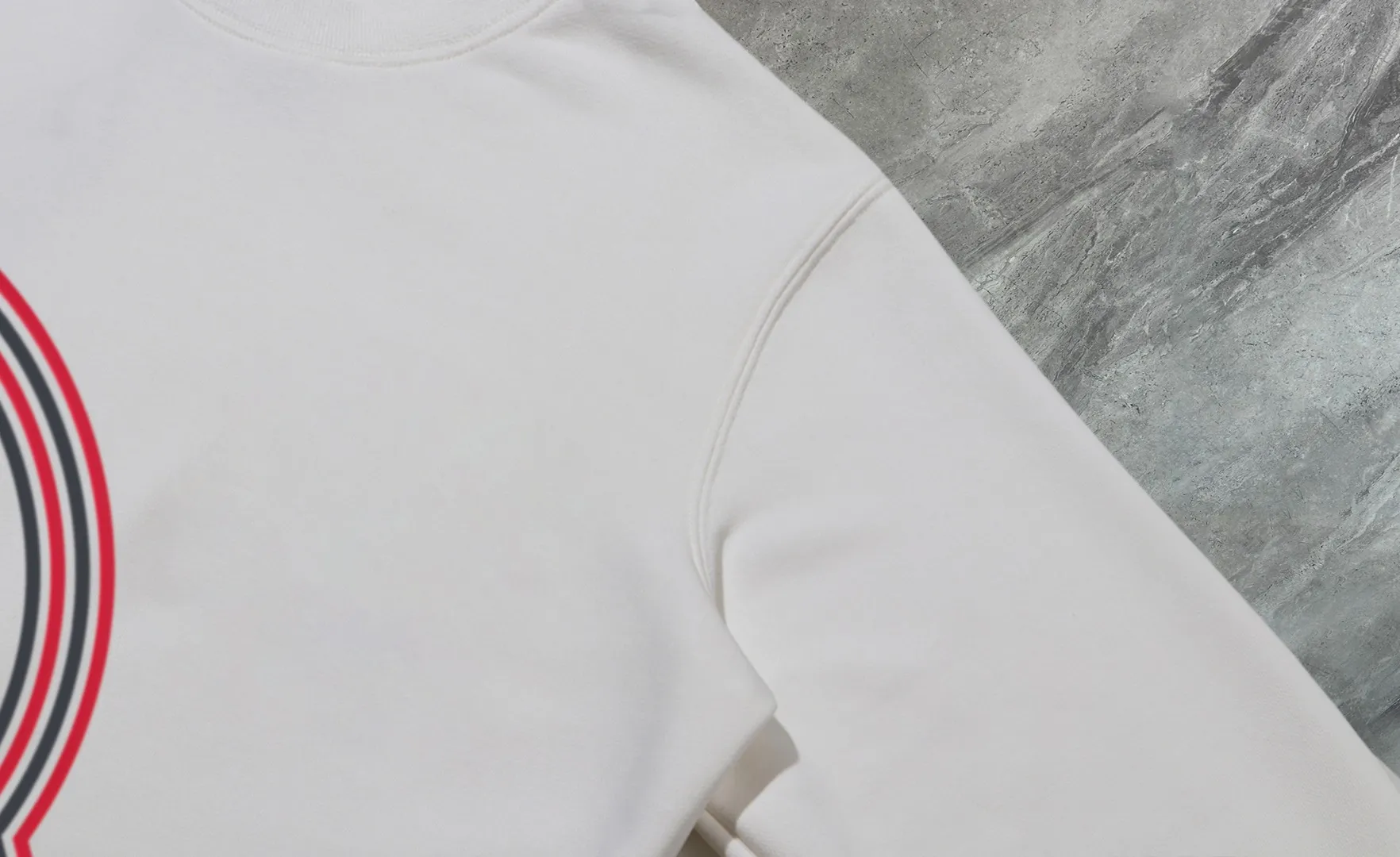 P210 High-version sweatshirt) [Long-term stock] 〖𝐌𝐎𝐍𝐂𝐋𝐄𝐑~Mask〗 Made of 440g heavy-weight fabric. It is different from the market currency. It can be matched with any variety and is properly handsome. 😎The whole dress is made of double waistcoats. The double waistcoats make the whole dress more three-dimensional. Not ordinary factories can do such fine work. 2025 Spring runway version of the T stage, on sale at the counter, round neck terry sweatshirt, high-end double-strand pure cotton, custom-made stretch ribs, dyed in the same vat, complete with three standards, matched with exquisite embroidered LOGO on the chest, simple and advanced, same style for men and women. Color: black, apricot, white, size: S M L XL 2XL