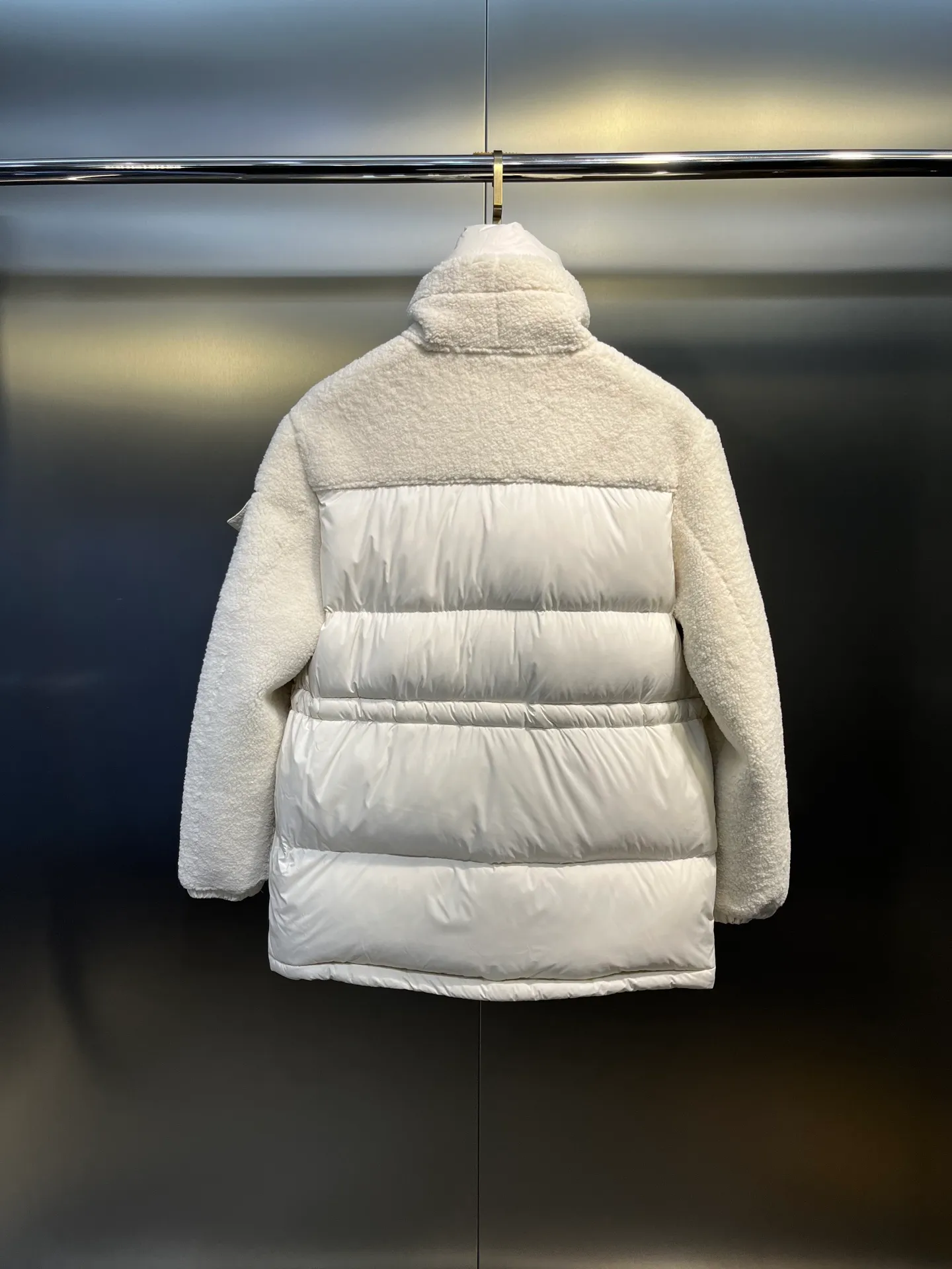 P1160 Moncler🌟New style for autumn and winter. Smooth sheepskin down jacket. Original custom-made imported fabrics with soft and delicate texture. High stand-up collar, loose fit, freely adjustable drawstring waist design, age-reducing girlish style. Unpretentious fit. Casual matching and super fashionable. Original hardware accessories. Details are great. Size: 0123