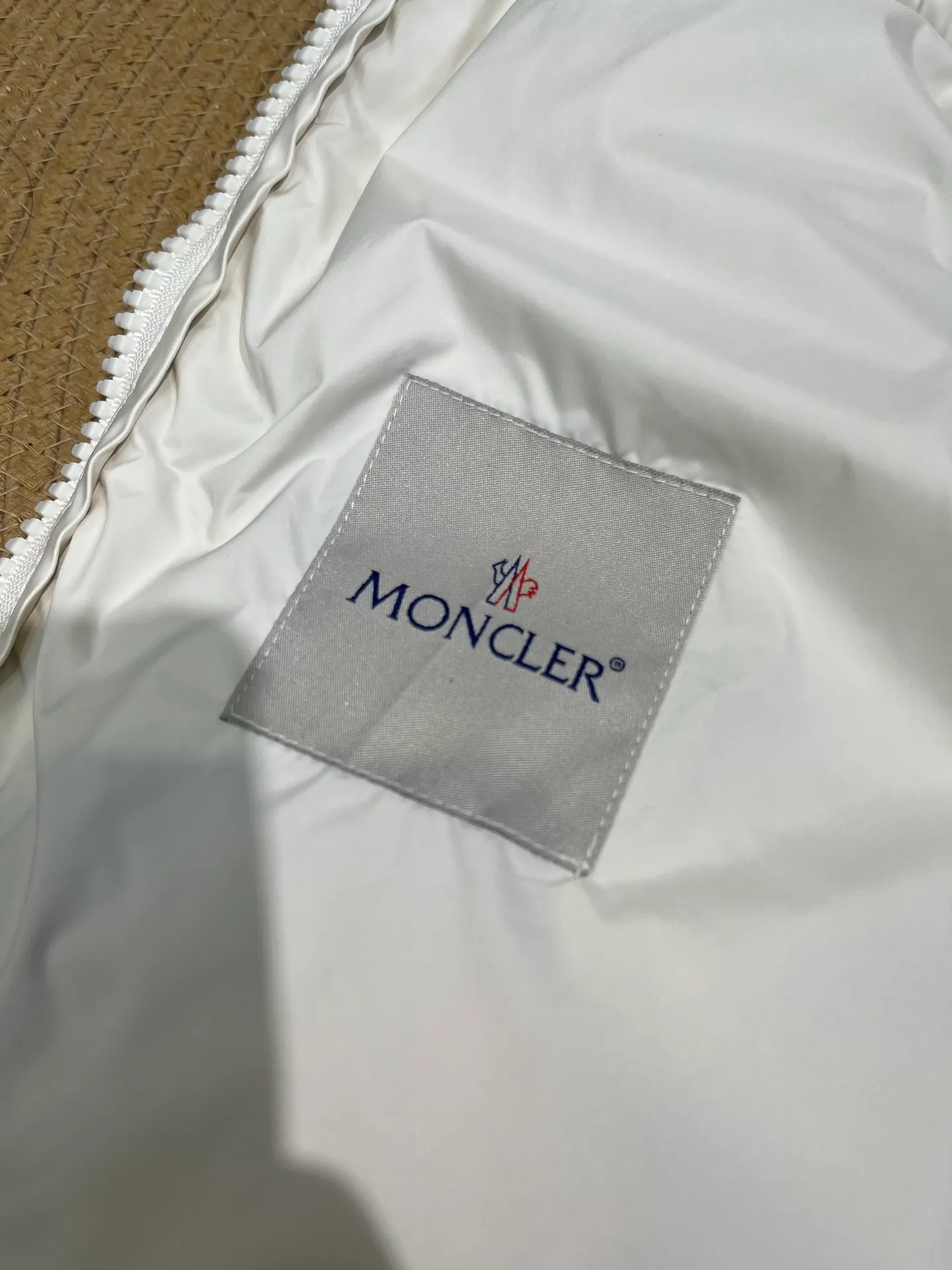 P1160 Moncler🌟New style for autumn and winter. Smooth sheepskin down jacket. Original custom-made imported fabrics with soft and delicate texture. High stand-up collar, loose fit, freely adjustable drawstring waist design, age-reducing girlish style. Unpretentious fit. Casual matching and super fashionable. Original hardware accessories. Details are great. Size: 0123