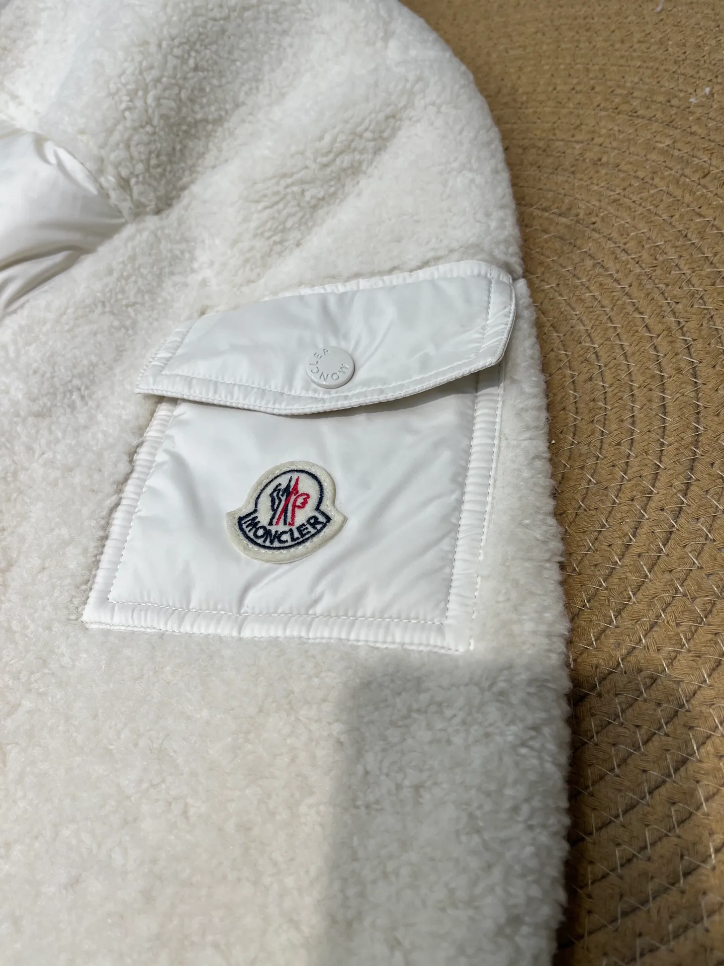 P1160 Moncler🌟New style for autumn and winter. Smooth sheepskin down jacket. Original custom-made imported fabrics with soft and delicate texture. High stand-up collar, loose fit, freely adjustable drawstring waist design, age-reducing girlish style. Unpretentious fit. Casual matching and super fashionable. Original hardware accessories. Details are great. Size: 0123