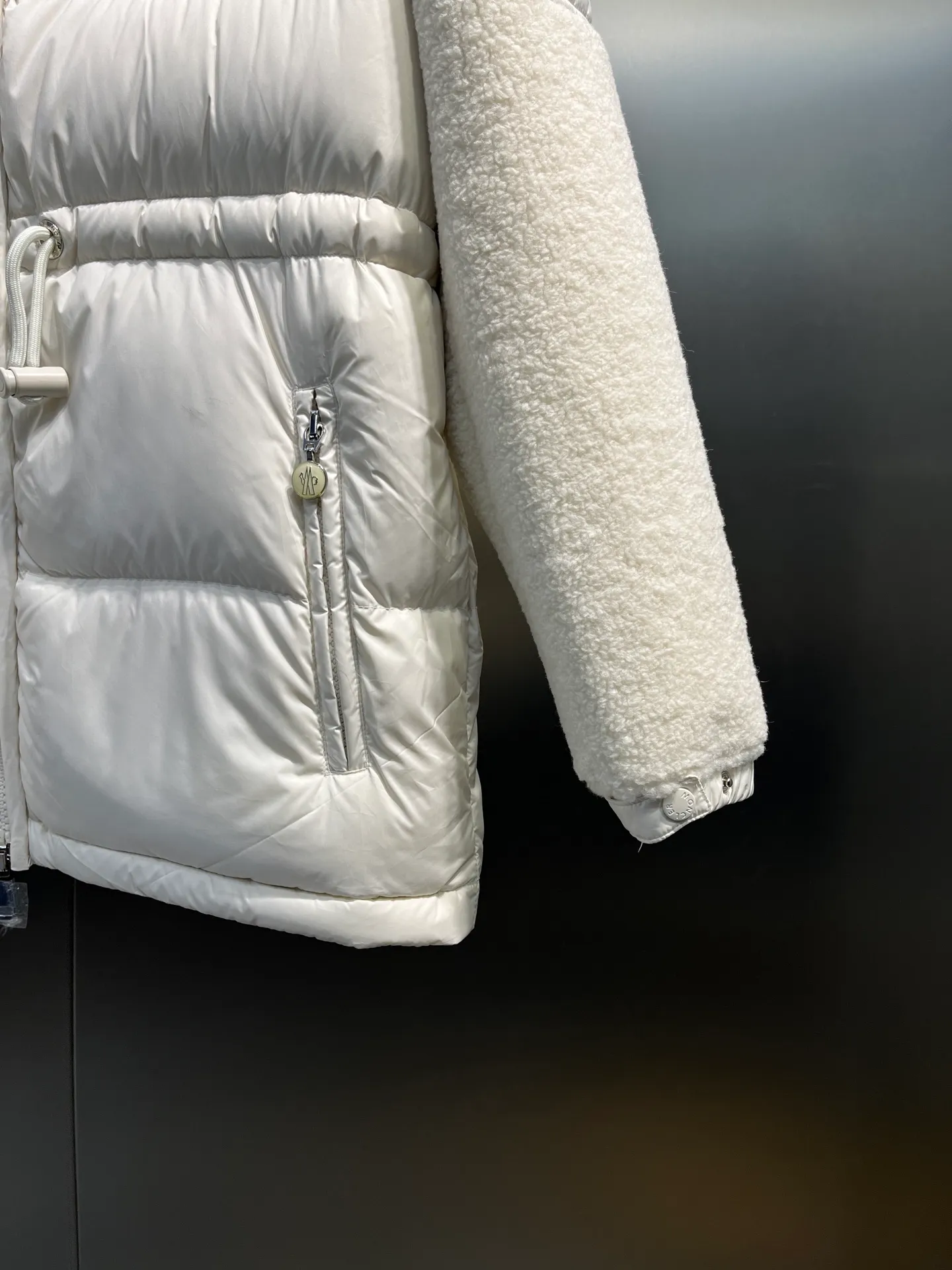 P1160 Moncler🌟New style for autumn and winter. Smooth sheepskin down jacket. Original custom-made imported fabrics with soft and delicate texture. High stand-up collar, loose fit, freely adjustable drawstring waist design, age-reducing girlish style. Unpretentious fit. Casual matching and super fashionable. Original hardware accessories. Details are great. Size: 0123
