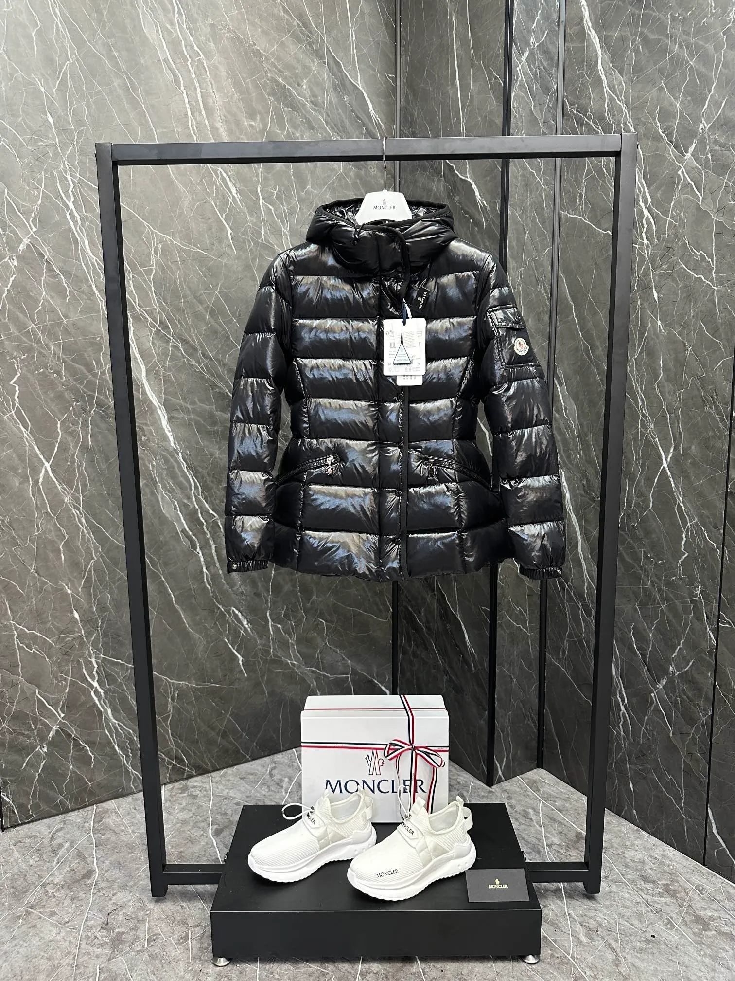 P780 Hot Sale ⬆️Moncler Barante Women’s Short Down Jacket The Barante short down jacket combines femininity with practical functions, reinterpreting the aesthetic style of the 1970s for modern women. The Barante down jacket is made from lustrous nylon and is inspired by the 1970s. It adopts a waist design and presents an A-line silhouette, highlighting a feminine style. An adjustable hood and signature logo patch add finishing touches. Details •Made of nylon laqué fabric •Nylon laqué lining •Down filling •Adjustable hood •Zip and snap closure •Suit pocket •Adjustable cuffs Size : 0-3. Snow White/Light Pink/Black.