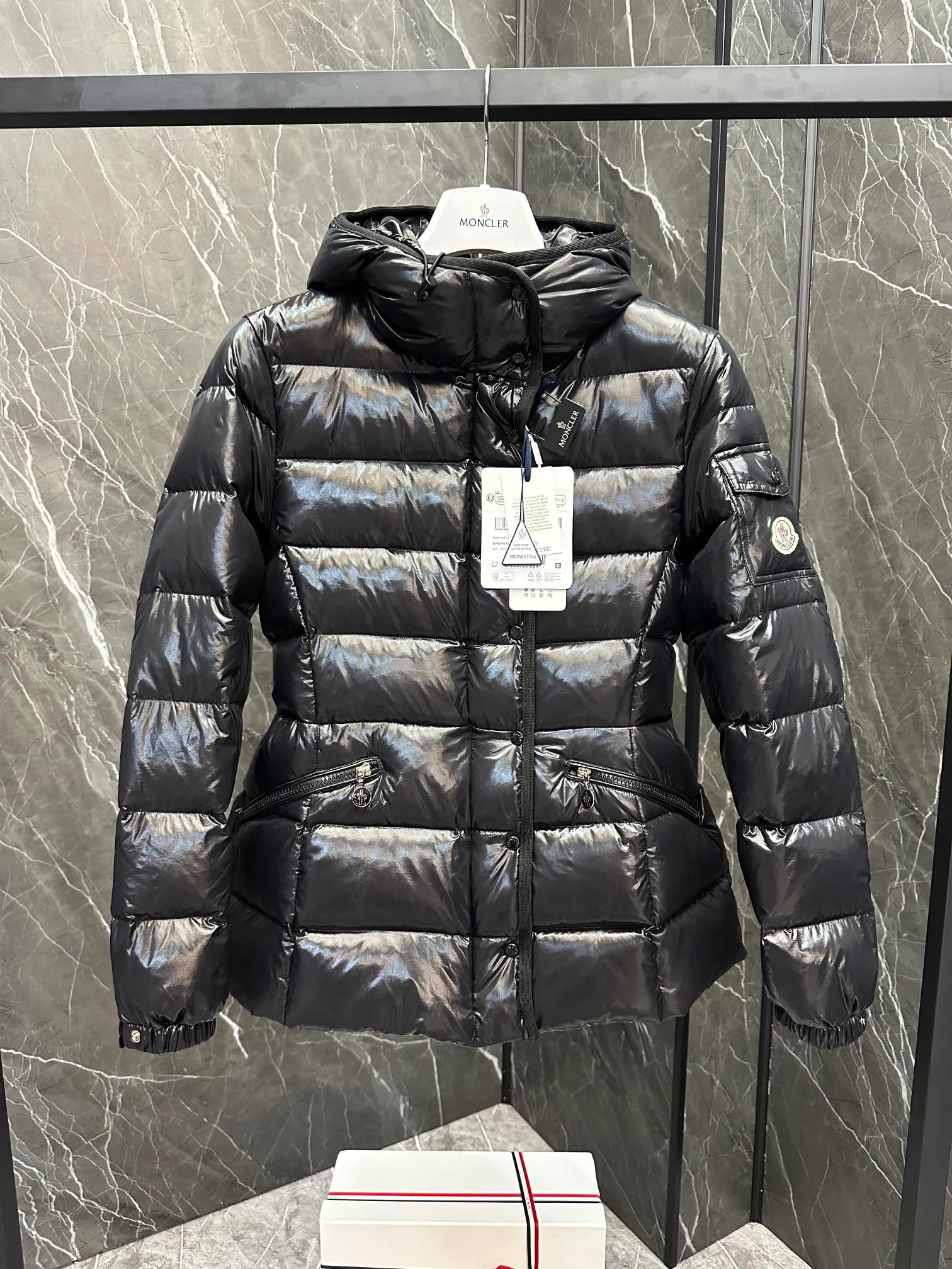 P780 Hot Sale ⬆️Moncler Barante Women’s Short Down Jacket The Barante short down jacket combines femininity with practical functions, reinterpreting the aesthetic style of the 1970s for modern women. The Barante down jacket is made from lustrous nylon and is inspired by the 1970s. It adopts a waist design and presents an A-line silhouette, highlighting a feminine style. An adjustable hood and signature logo patch add finishing touches. Details •Made of nylon laqué fabric •Nylon laqué lining •Down filling •Adjustable hood •Zip and snap closure •Suit pocket •Adjustable cuffs Size : 0-3. Snow White/Light Pink/Black.